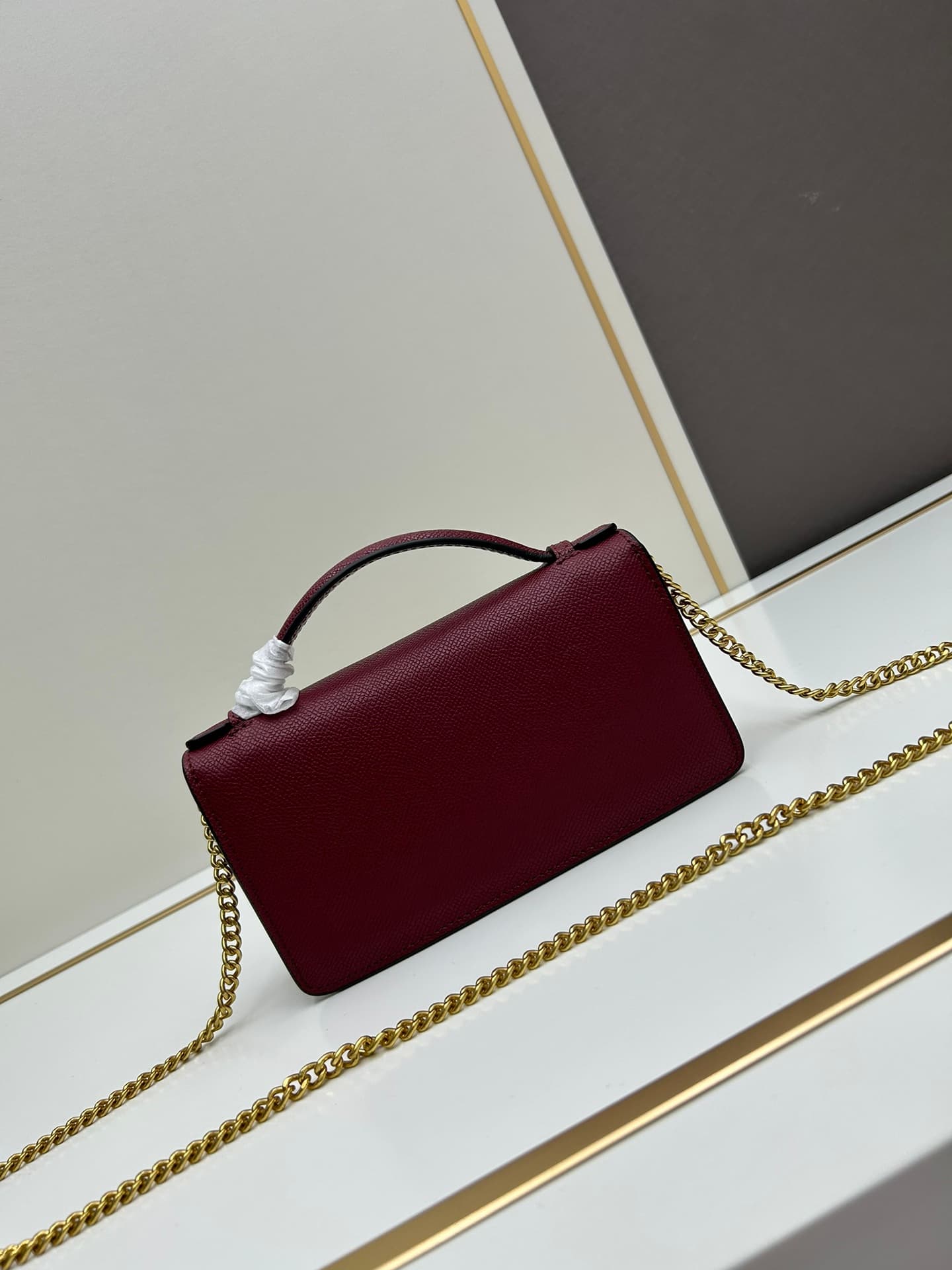 C8281 ¥, New product Valent**o Garavani V Ring with chain handhold design: Made from high-quality cowhide leather with distinctive V-shaped logo, gold clasp. Can be carried by hand; detachable iron chain; flap with insertable magnetic clasp; multiple laye — image 3