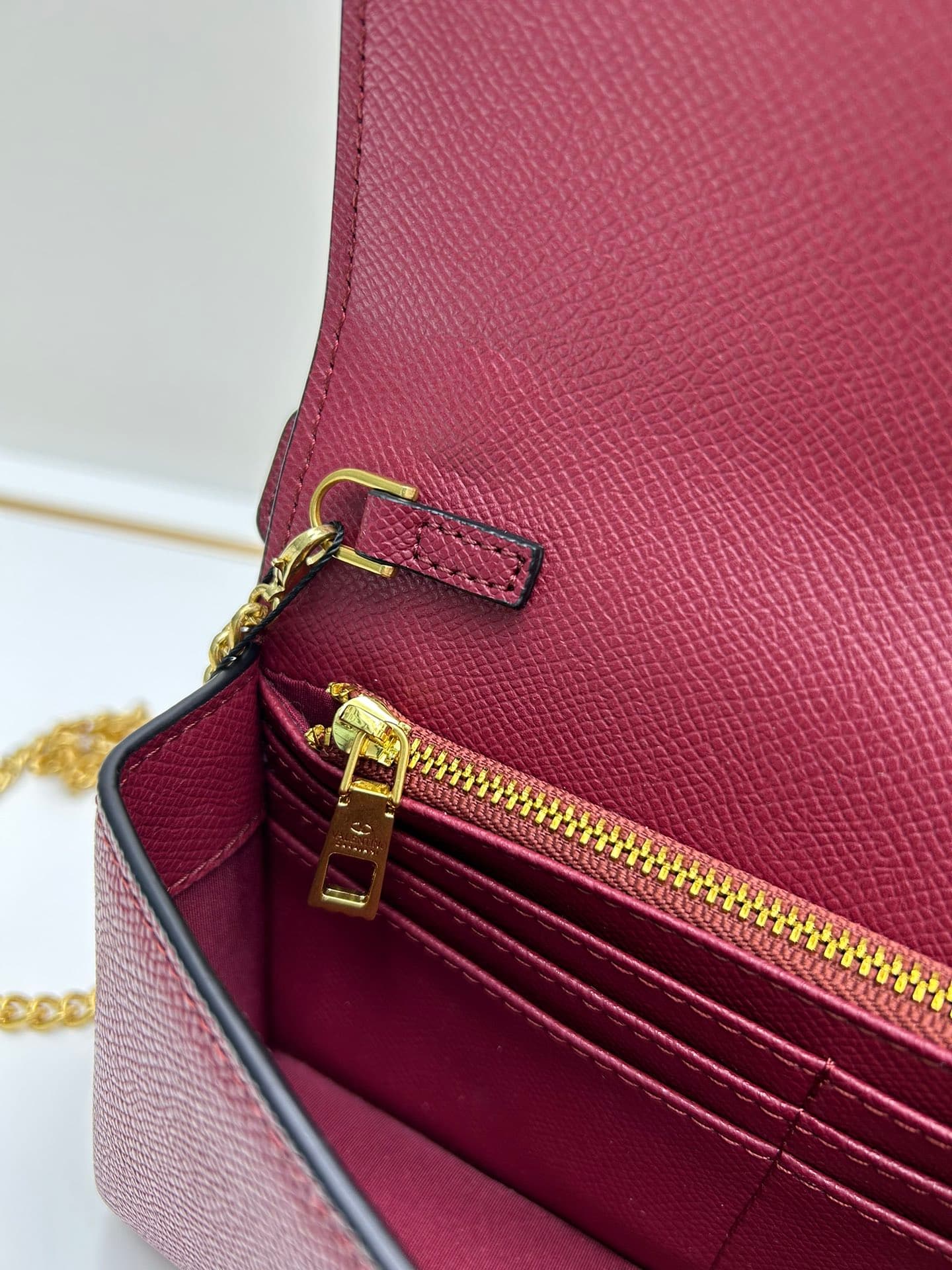 C8281 ¥, New product Valent**o Garavani V Ring with chain handhold design: Made from high-quality cowhide leather with distinctive V-shaped logo, gold clasp. Can be carried by hand; detachable iron chain; flap with insertable magnetic clasp; multiple laye — image 7
