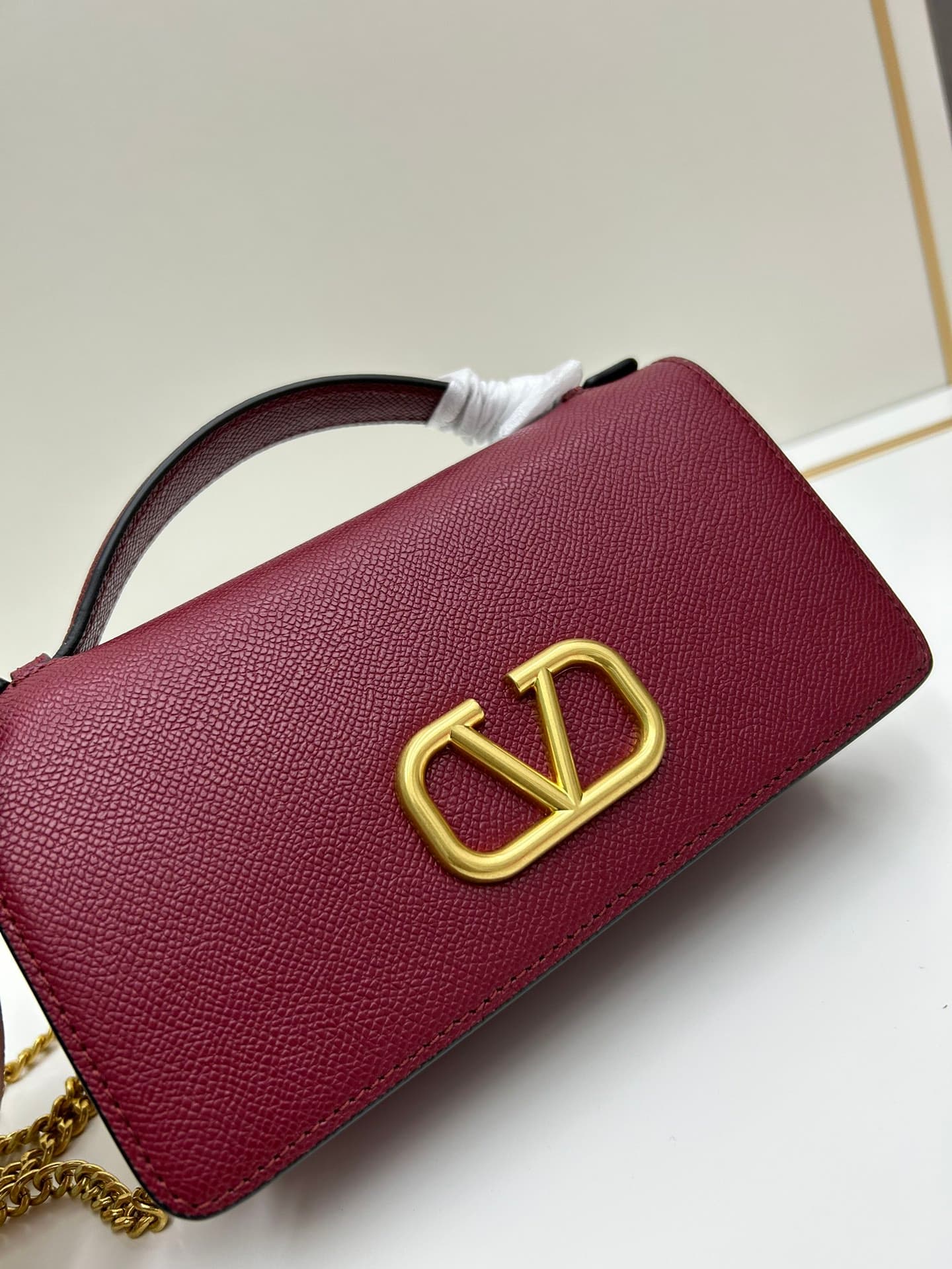 C8281 ¥, New product Valent**o Garavani V Ring with chain handhold design: Made from high-quality cowhide leather with distinctive V-shaped logo, gold clasp. Can be carried by hand; detachable iron chain; flap with insertable magnetic clasp; multiple laye — image 4