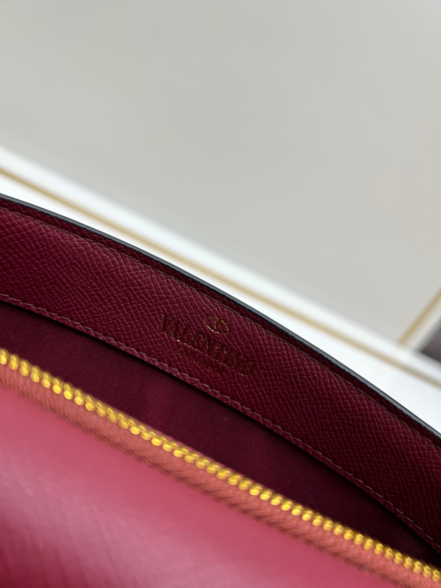 C8281 ¥, New product Valent**o Garavani V Ring with chain handhold design: Made from high-quality cowhide leather with distinctive V-shaped logo, gold clasp. Can be carried by hand; detachable iron chain; flap with insertable magnetic clasp; multiple laye — image 8