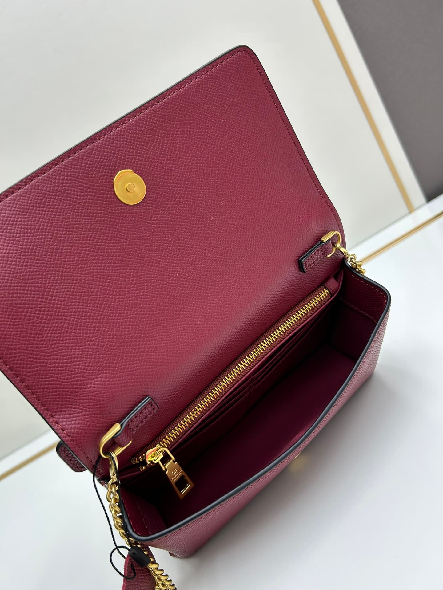 C8281 ¥, New product Valent**o Garavani V Ring with chain handhold design: Made from high-quality cowhide leather with distinctive V-shaped logo, gold clasp. Can be carried by hand; detachable iron chain; flap with insertable magnetic clasp; multiple laye — image 6
