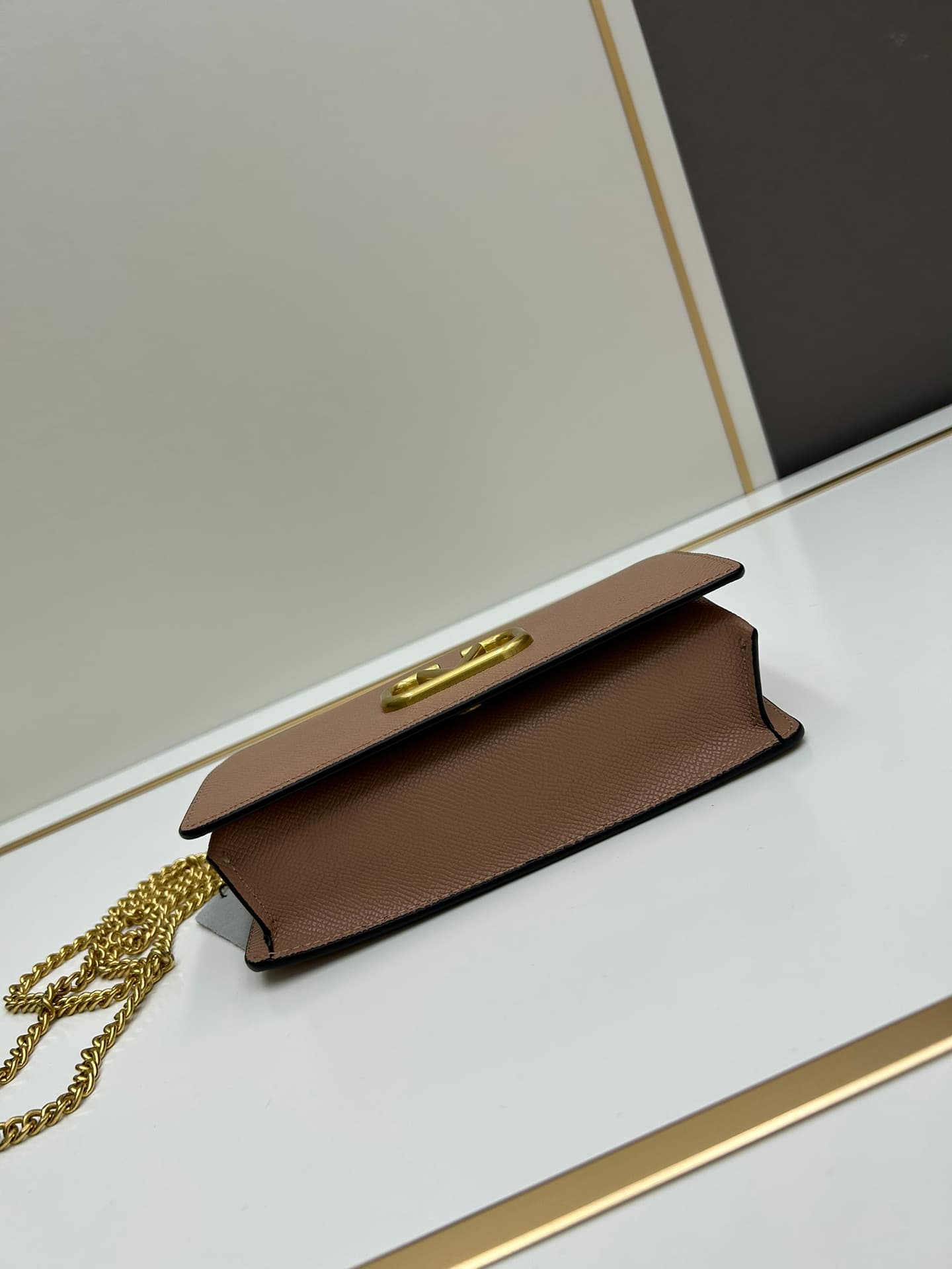 C8280 ¥, New product Valent**o Garavani V Ring with chain carry design: Made from high-quality cowhide leather with distinctive V-shaped logo; features a gold clasp, detachable iron chain, flip-up cover with plug-in magnetic fastener, and multiple interna — image 5
