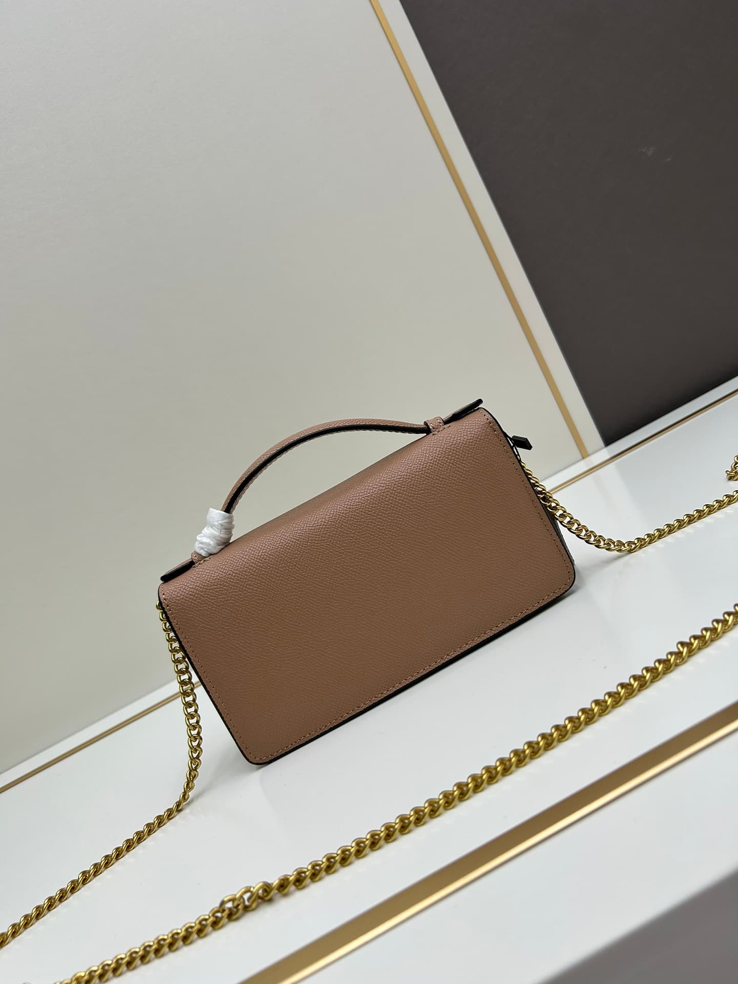 C8280 ¥, New product Valent**o Garavani V Ring with chain carry design: Made from high-quality cowhide leather with distinctive V-shaped logo; features a gold clasp, detachable iron chain, flip-up cover with plug-in magnetic fastener, and multiple interna — image 3