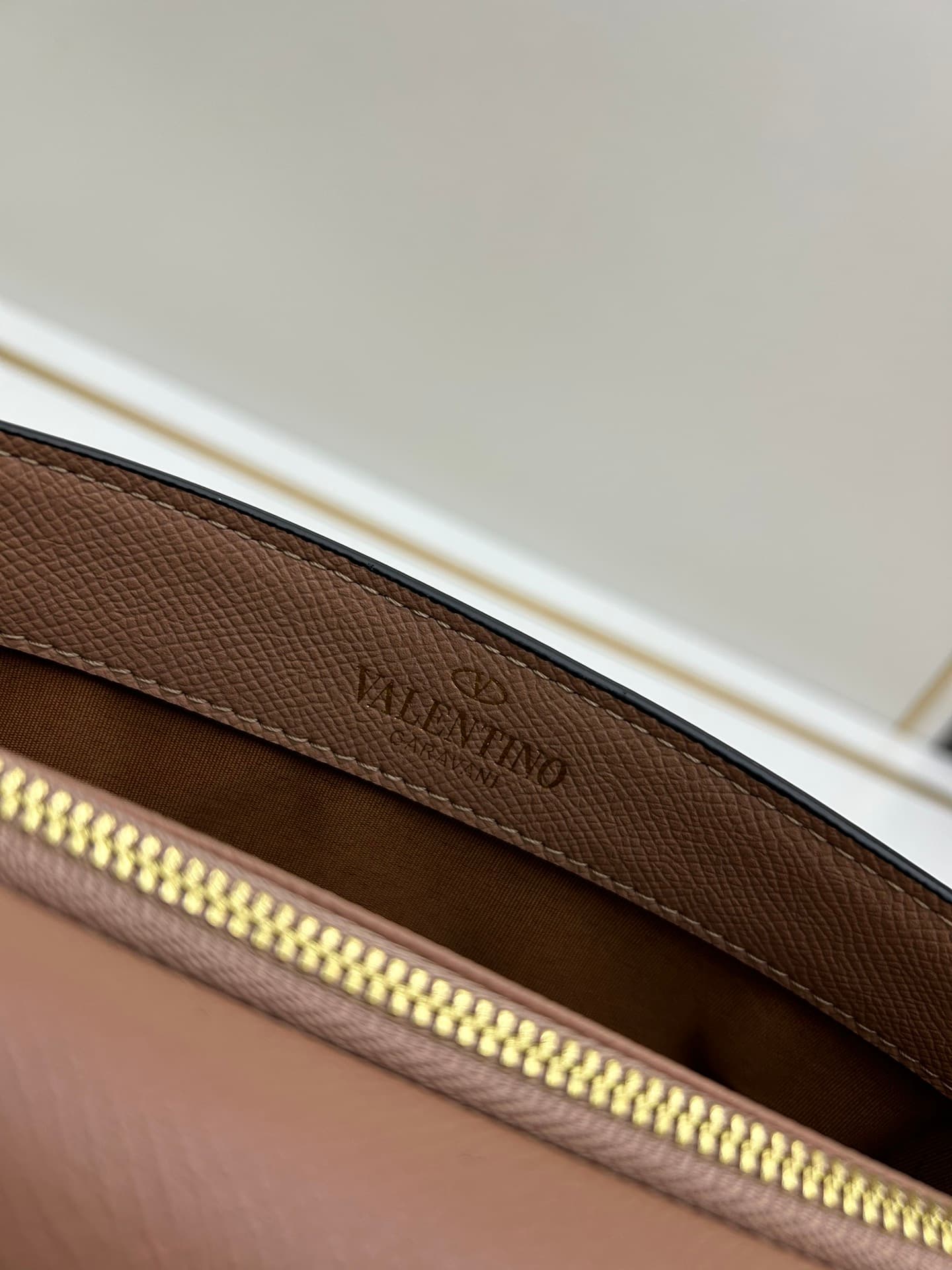 C8280 ¥, New product Valent**o Garavani V Ring with chain carry design: Made from high-quality cowhide leather with distinctive V-shaped logo; features a gold clasp, detachable iron chain, flip-up cover with plug-in magnetic fastener, and multiple interna — image 8