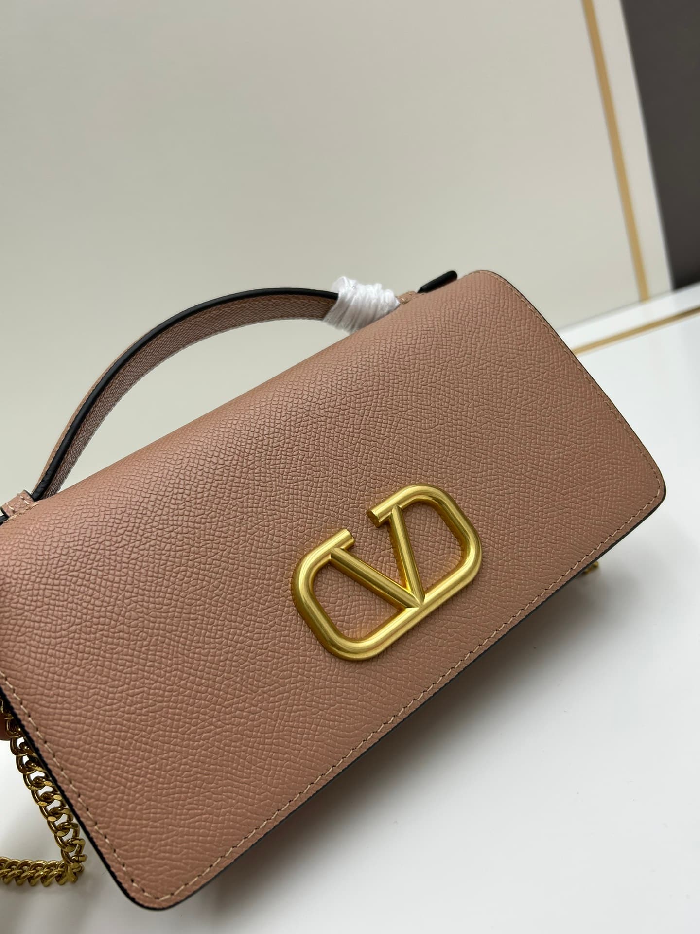 C8280 ¥, New product Valent**o Garavani V Ring with chain carry design: Made from high-quality cowhide leather with distinctive V-shaped logo; features a gold clasp, detachable iron chain, flip-up cover with plug-in magnetic fastener, and multiple interna — image 4