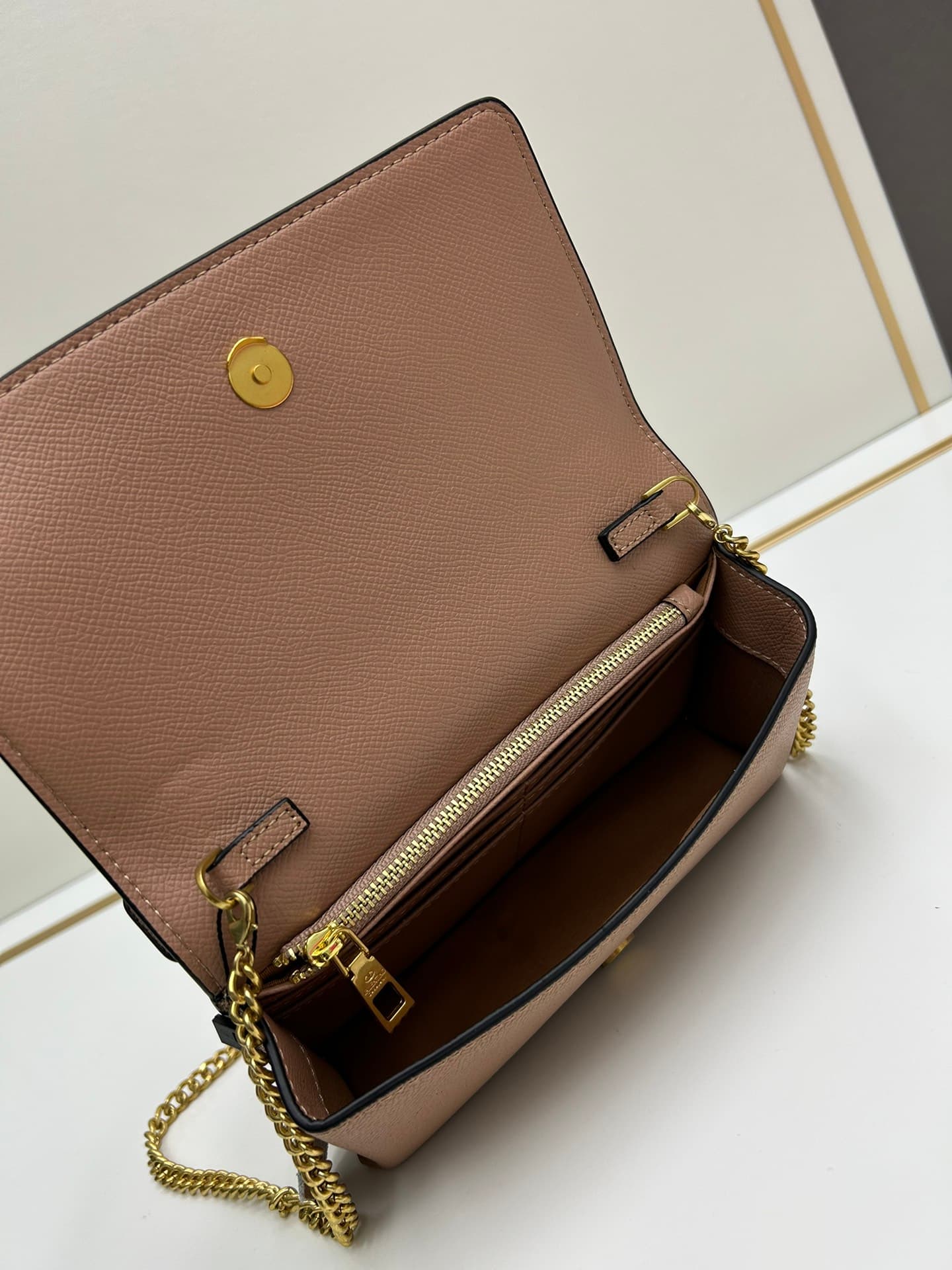 C8280 ¥, New product Valent**o Garavani V Ring with chain carry design: Made from high-quality cowhide leather with distinctive V-shaped logo; features a gold clasp, detachable iron chain, flip-up cover with plug-in magnetic fastener, and multiple interna — image 6