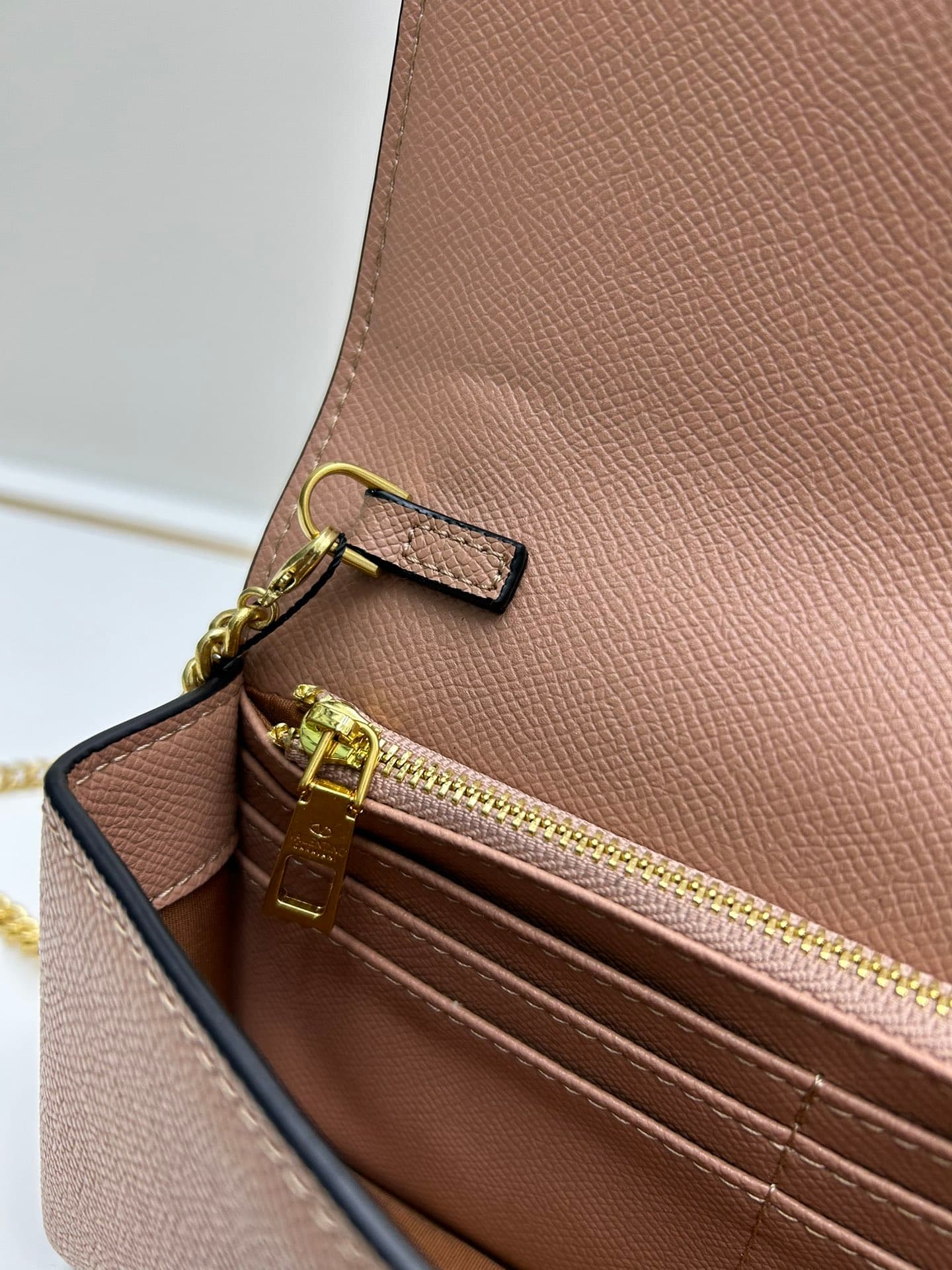 C8280 ¥, New product Valent**o Garavani V Ring with chain carry design: Made from high-quality cowhide leather with distinctive V-shaped logo; features a gold clasp, detachable iron chain, flip-up cover with plug-in magnetic fastener, and multiple interna — image 7