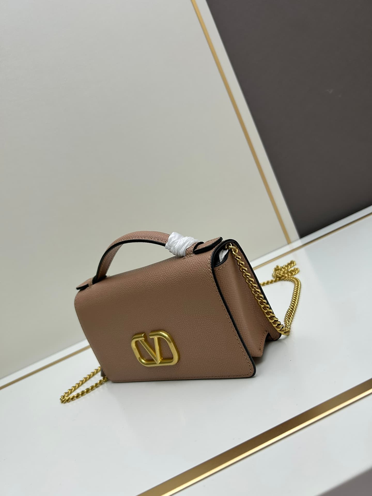 C8280 ¥, New product Valent**o Garavani V Ring with chain carry design: Made from high-quality cowhide leather with distinctive V-shaped logo; features a gold clasp, detachable iron chain, flip-up cover with plug-in magnetic fastener, and multiple interna — image 2