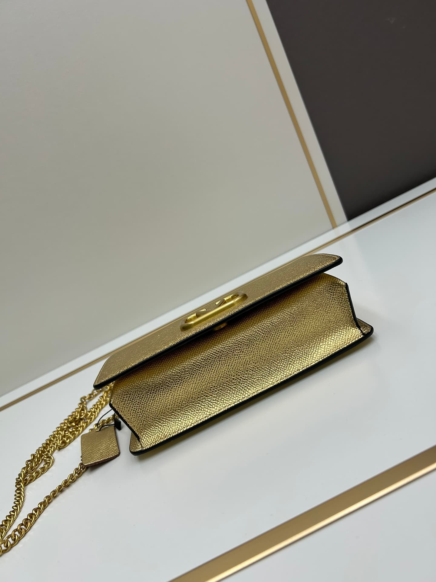 C8279 ¥, New product Valent**o Garavani V Ring with chain handbag design: Made from high-quality cowhide leather with distinctive V-shaped logo, gold clasp; can be carried in hand, detachable iron chain, flip-up feature with plug-in magnetic clasp, multip — image 5