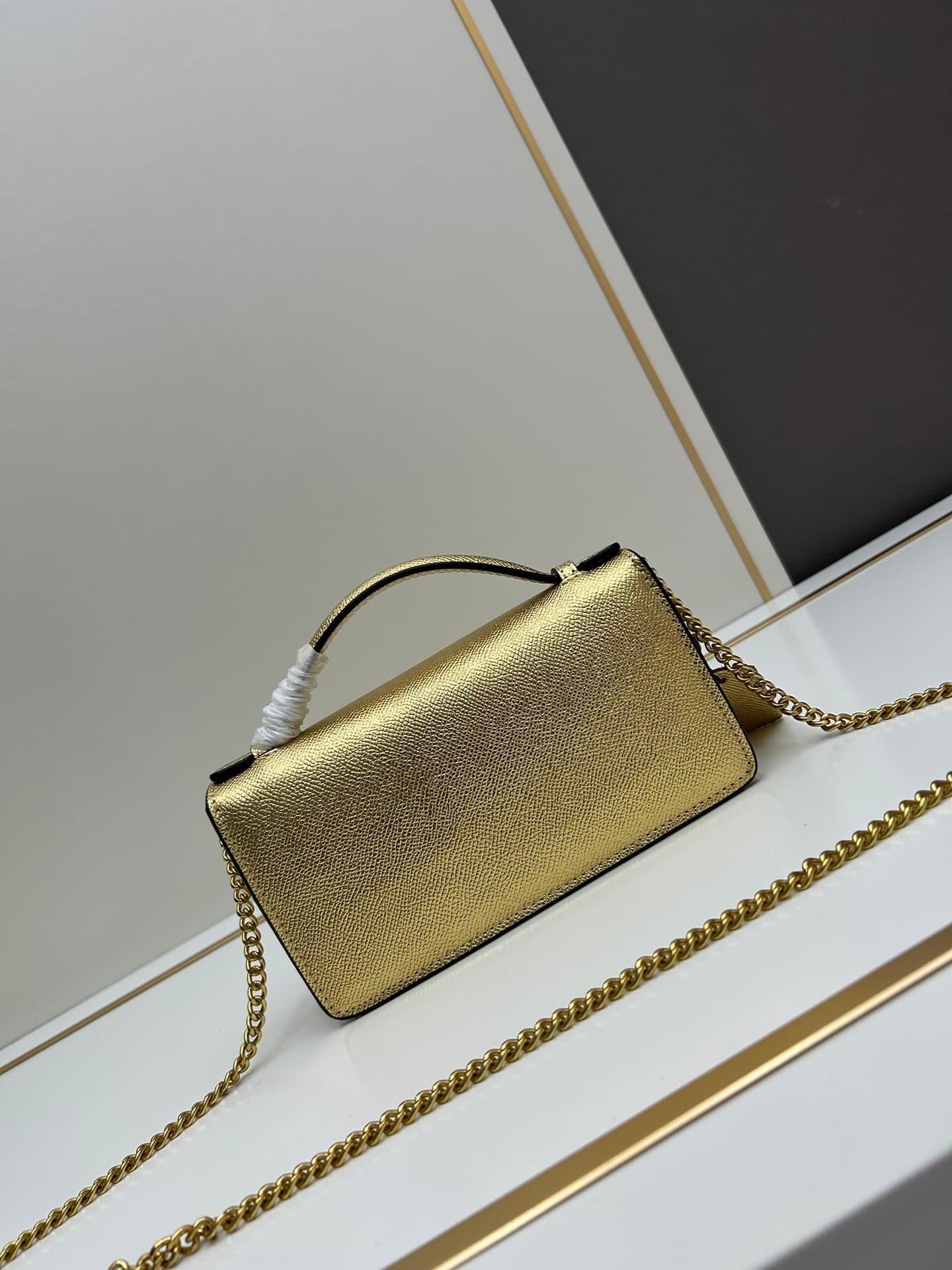 C8279 ¥, New product Valent**o Garavani V Ring with chain handbag design: Made from high-quality cowhide leather with distinctive V-shaped logo, gold clasp; can be carried in hand, detachable iron chain, flip-up feature with plug-in magnetic clasp, multip — image 3