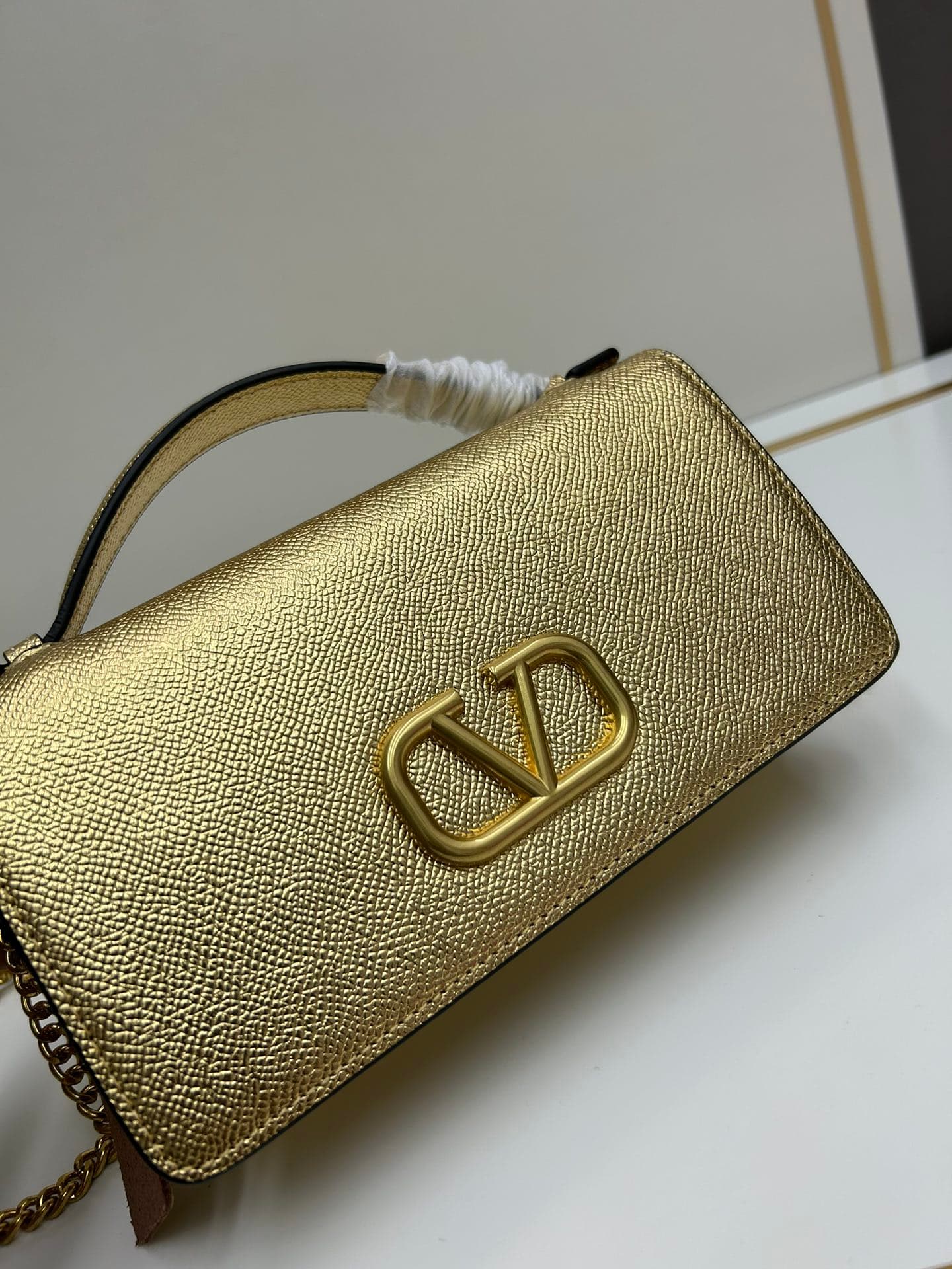C8279 ¥, New product Valent**o Garavani V Ring with chain handbag design: Made from high-quality cowhide leather with distinctive V-shaped logo, gold clasp; can be carried in hand, detachable iron chain, flip-up feature with plug-in magnetic clasp, multip — image 4