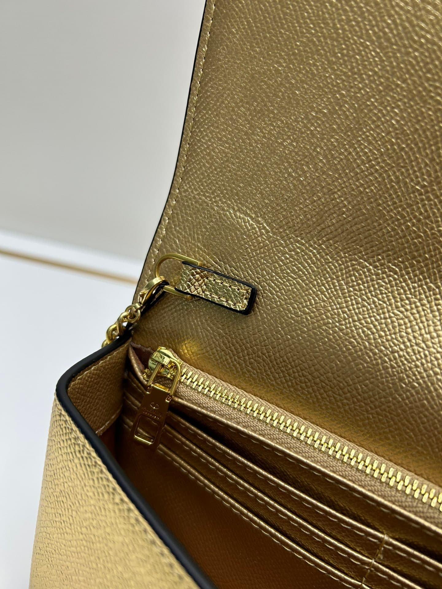 C8279 ¥, New product Valent**o Garavani V Ring with chain handbag design: Made from high-quality cowhide leather with distinctive V-shaped logo, gold clasp; can be carried in hand, detachable iron chain, flip-up feature with plug-in magnetic clasp, multip — image 7