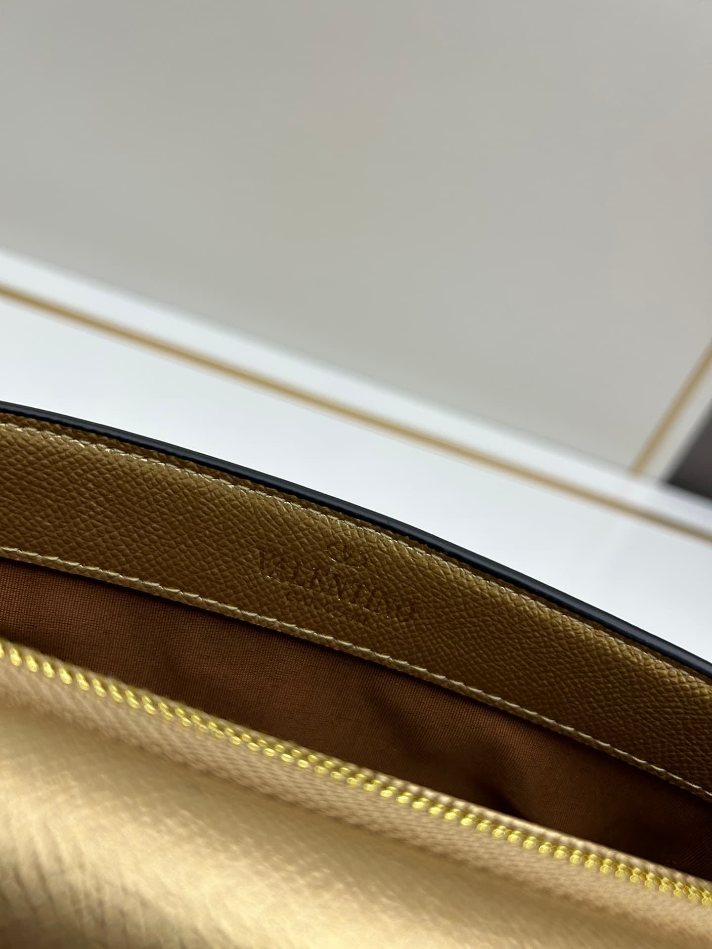 C8279 ¥, New product Valent**o Garavani V Ring with chain handbag design: Made from high-quality cowhide leather with distinctive V-shaped logo, gold clasp; can be carried in hand, detachable iron chain, flip-up feature with plug-in magnetic clasp, multip — image 8