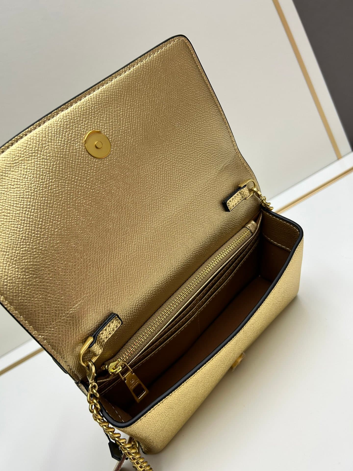 C8279 ¥, New product Valent**o Garavani V Ring with chain handbag design: Made from high-quality cowhide leather with distinctive V-shaped logo, gold clasp; can be carried in hand, detachable iron chain, flip-up feature with plug-in magnetic clasp, multip — image 6
