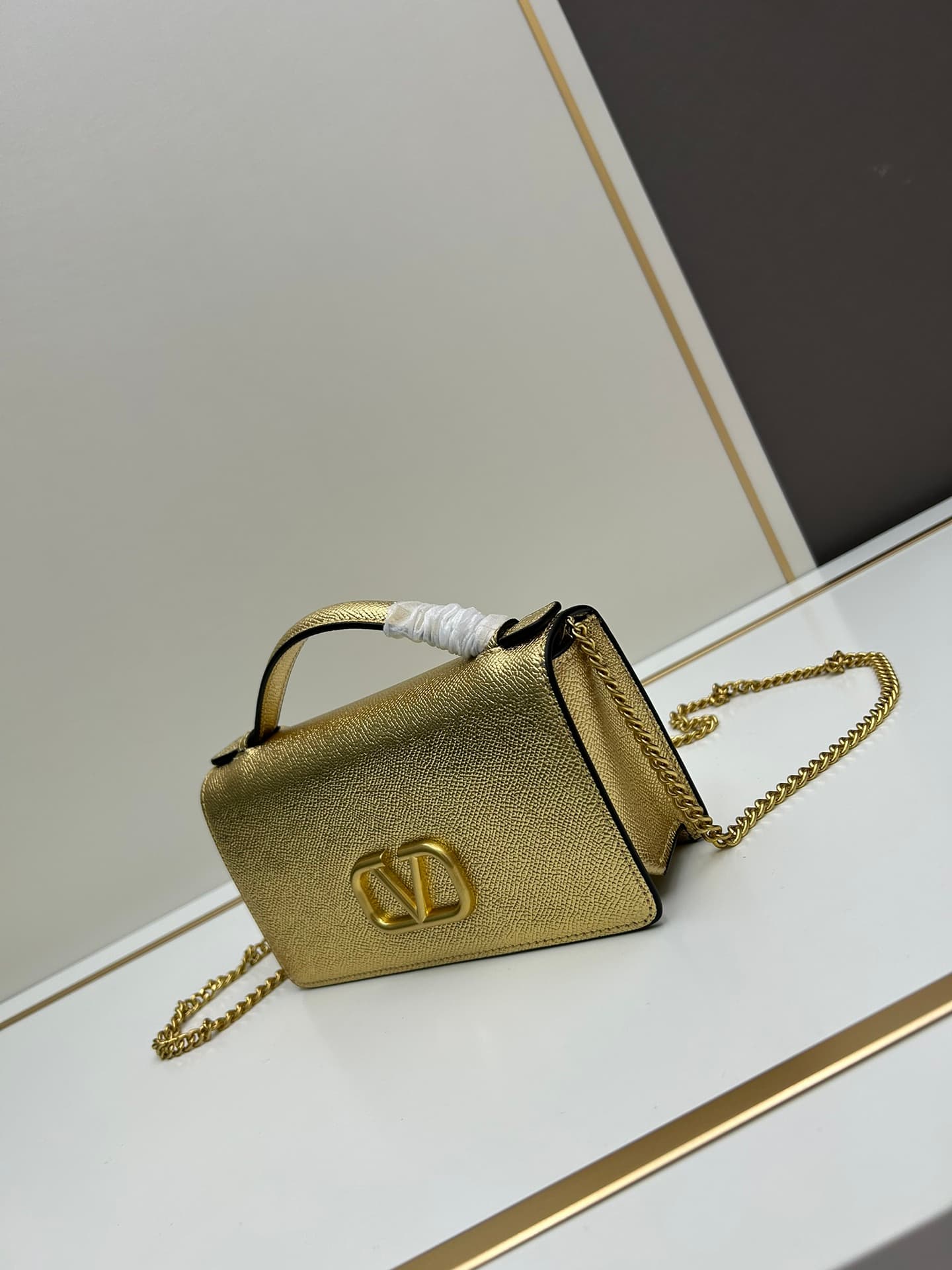 C8279 ¥, New product Valent**o Garavani V Ring with chain handbag design: Made from high-quality cowhide leather with distinctive V-shaped logo, gold clasp; can be carried in hand, detachable iron chain, flip-up feature with plug-in magnetic clasp, multip — image 2