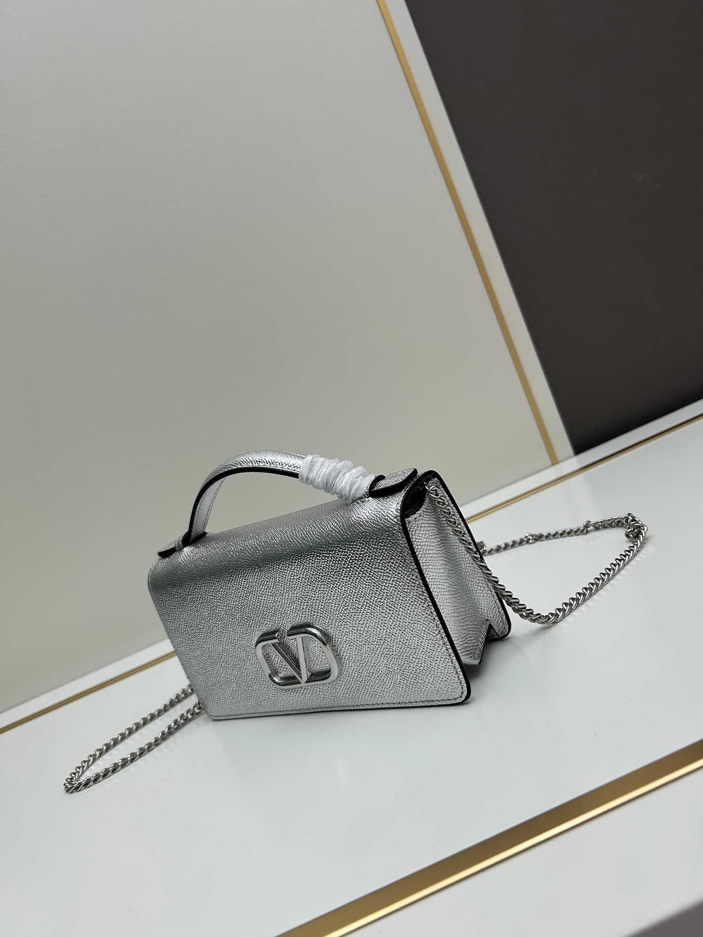 C8278 ¥, New product Valent**o Garavani V Ring with chain carry design: Made from high-quality cowhide leather with distinctive V-shaped logo; can be carried, the chain is detachable, the flap is decorated with an insertable magnetic clasp, and it has mul — image 2