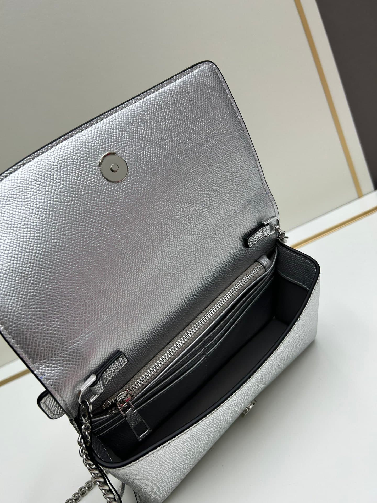 C8278 ¥, New product Valent**o Garavani V Ring with chain carry design: Made from high-quality cowhide leather with distinctive V-shaped logo; can be carried, the chain is detachable, the flap is decorated with an insertable magnetic clasp, and it has mul — image 6