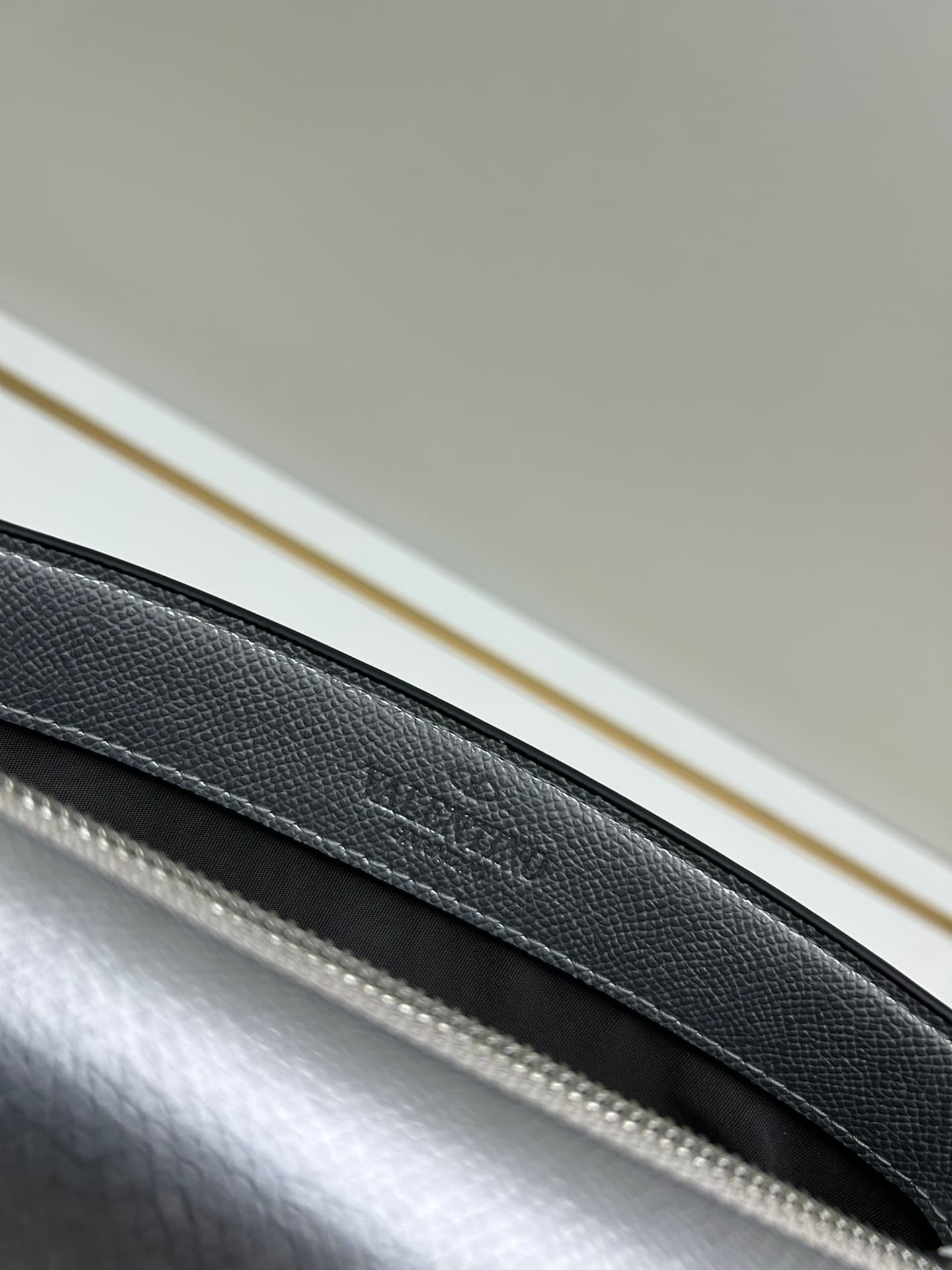 C8278 ¥, New product Valent**o Garavani V Ring with chain carry design: Made from high-quality cowhide leather with distinctive V-shaped logo; can be carried, the chain is detachable, the flap is decorated with an insertable magnetic clasp, and it has mul — image 8