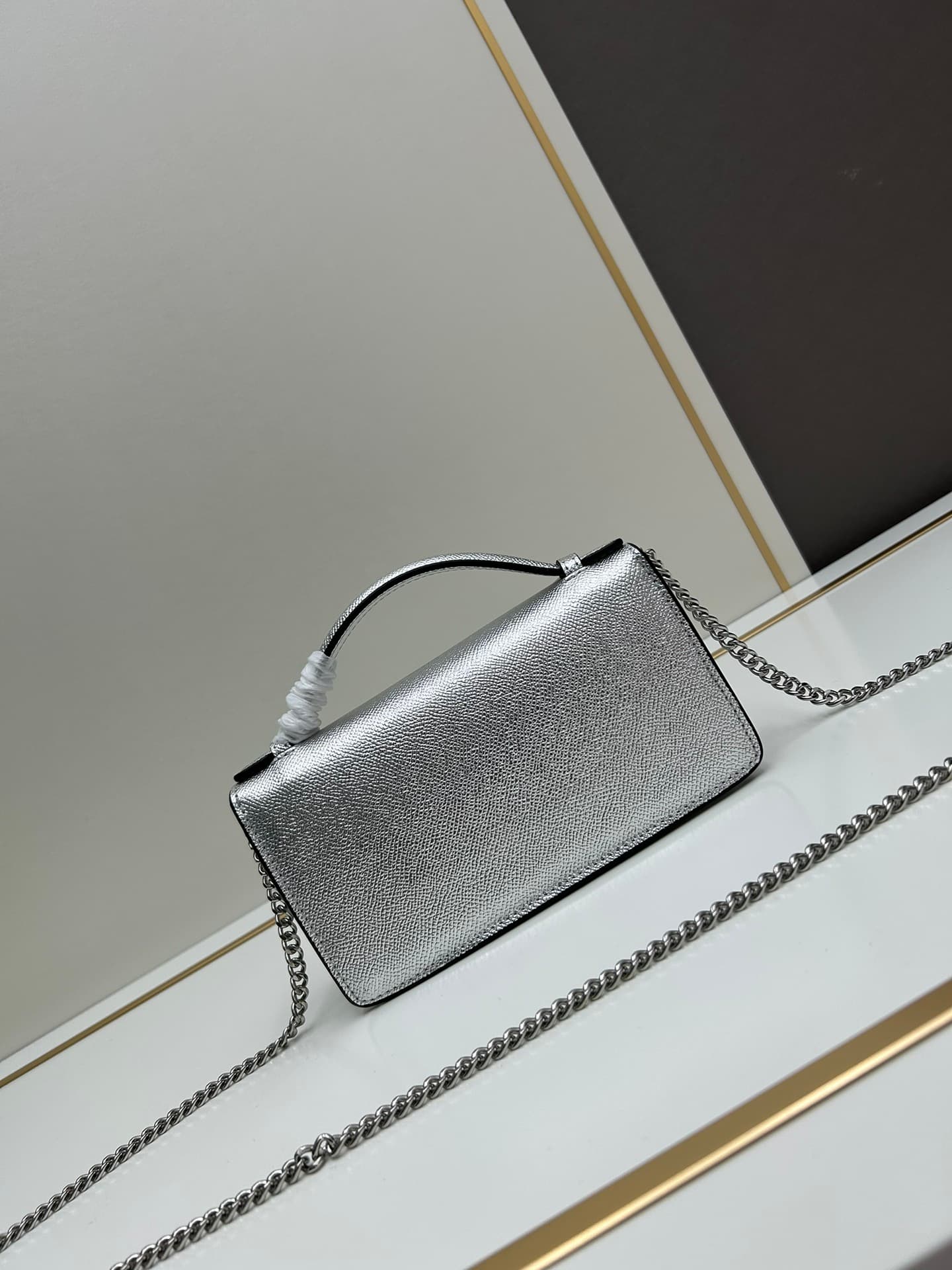 C8278 ¥, New product Valent**o Garavani V Ring with chain carry design: Made from high-quality cowhide leather with distinctive V-shaped logo; can be carried, the chain is detachable, the flap is decorated with an insertable magnetic clasp, and it has mul — image 3