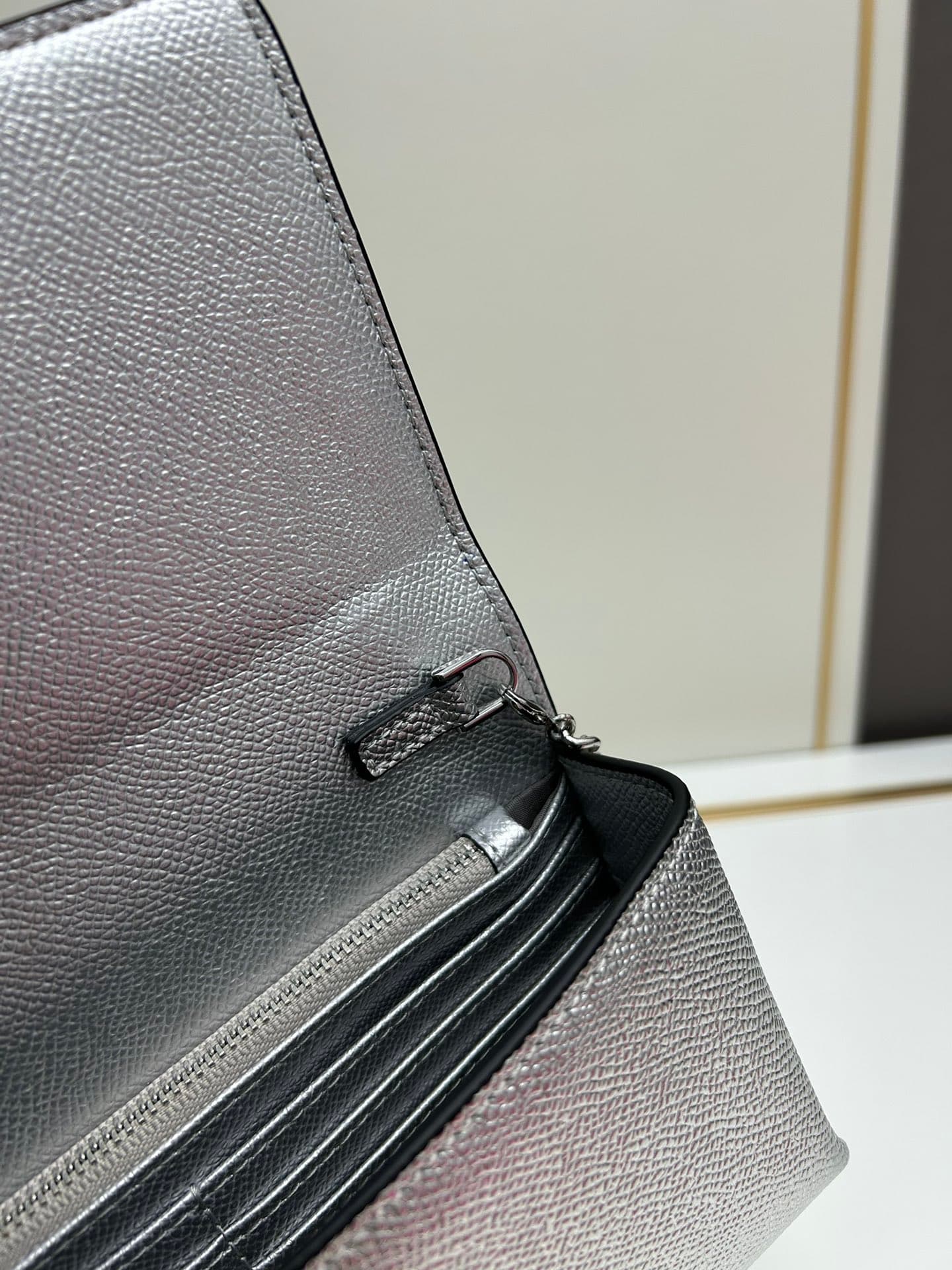 C8278 ¥, New product Valent**o Garavani V Ring with chain carry design: Made from high-quality cowhide leather with distinctive V-shaped logo; can be carried, the chain is detachable, the flap is decorated with an insertable magnetic clasp, and it has mul — image 7