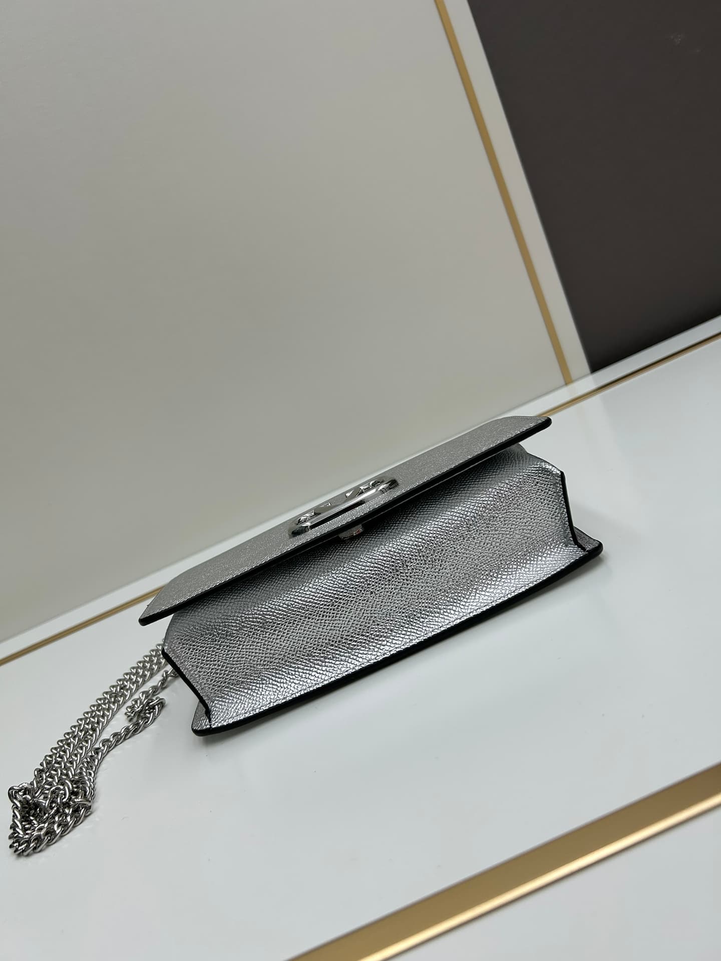 C8278 ¥, New product Valent**o Garavani V Ring with chain carry design: Made from high-quality cowhide leather with distinctive V-shaped logo; can be carried, the chain is detachable, the flap is decorated with an insertable magnetic clasp, and it has mul — image 5