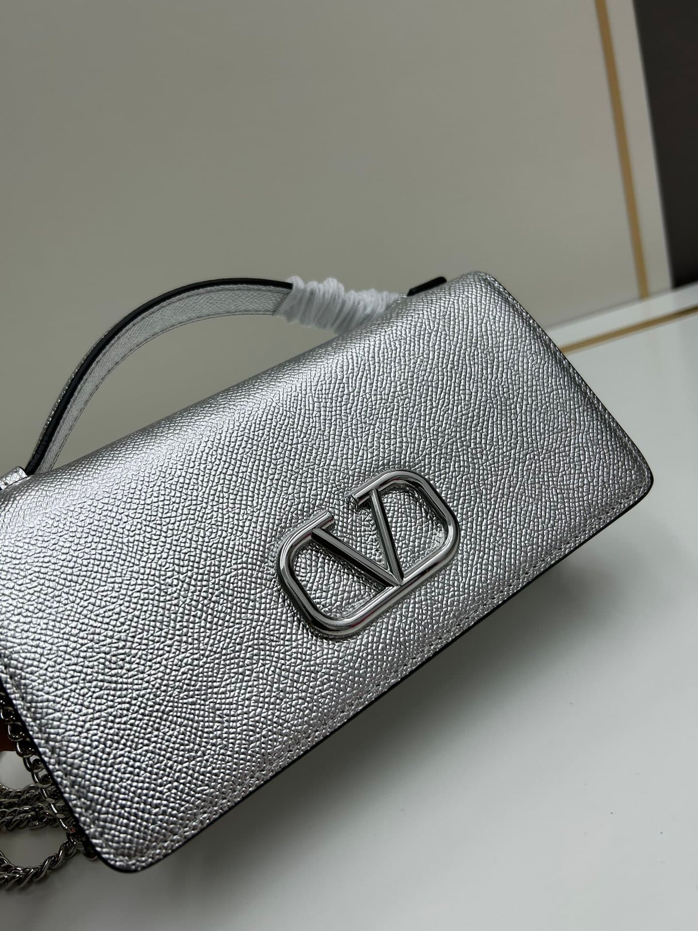 C8278 ¥, New product Valent**o Garavani V Ring with chain carry design: Made from high-quality cowhide leather with distinctive V-shaped logo; can be carried, the chain is detachable, the flap is decorated with an insertable magnetic clasp, and it has mul — image 4