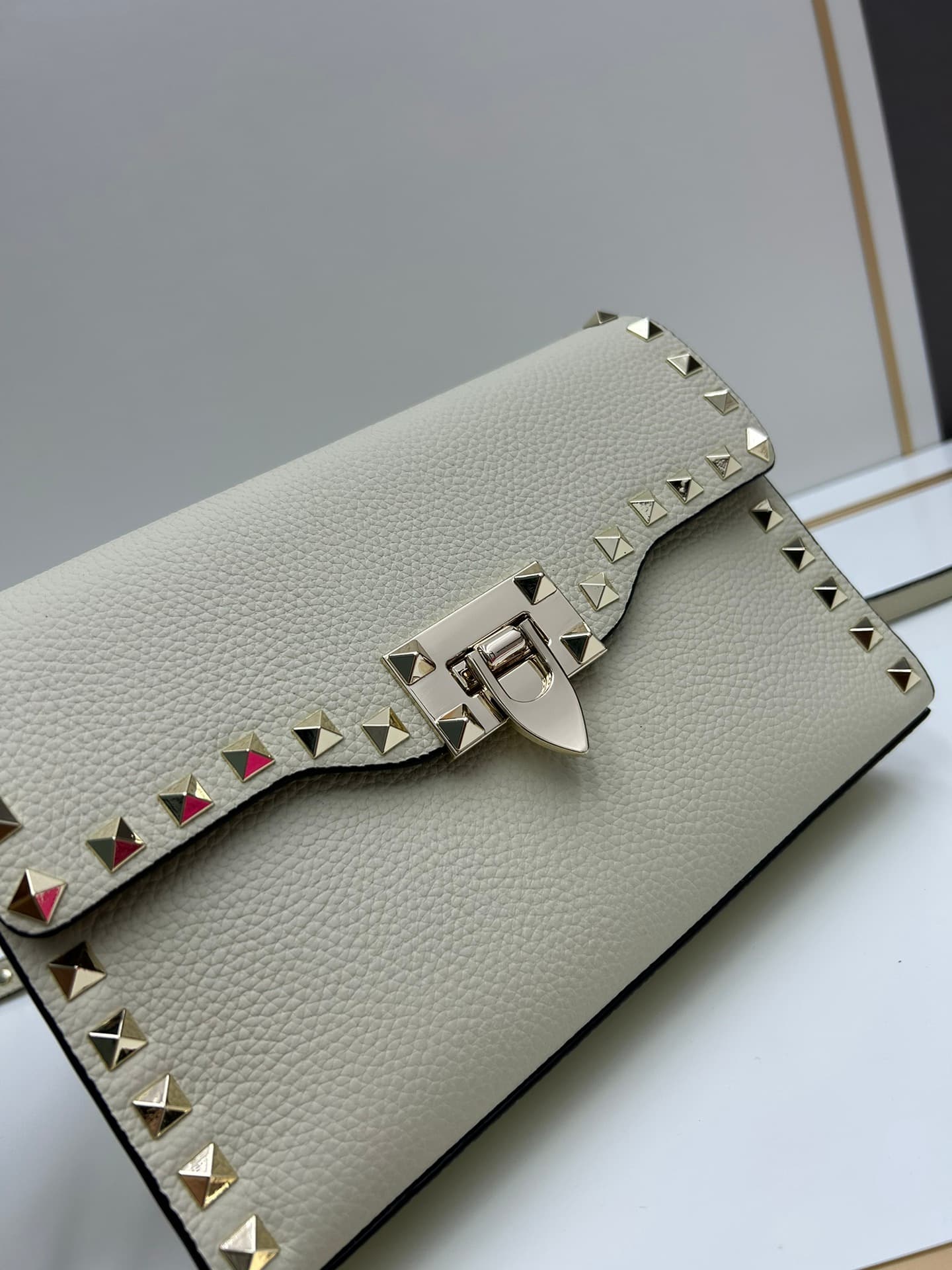 C7759 Valentino Valentino store’s best-selling item 💪 It’s versatile and fashionable; the bag has a great feel, it’s hard to believe! — image 5