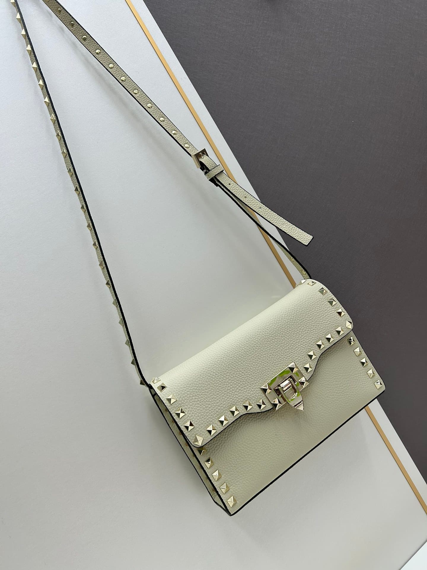 C7759 Valentino Valentino store’s best-selling item 💪 It’s versatile and fashionable; the bag has a great feel, it’s hard to believe! — image 2