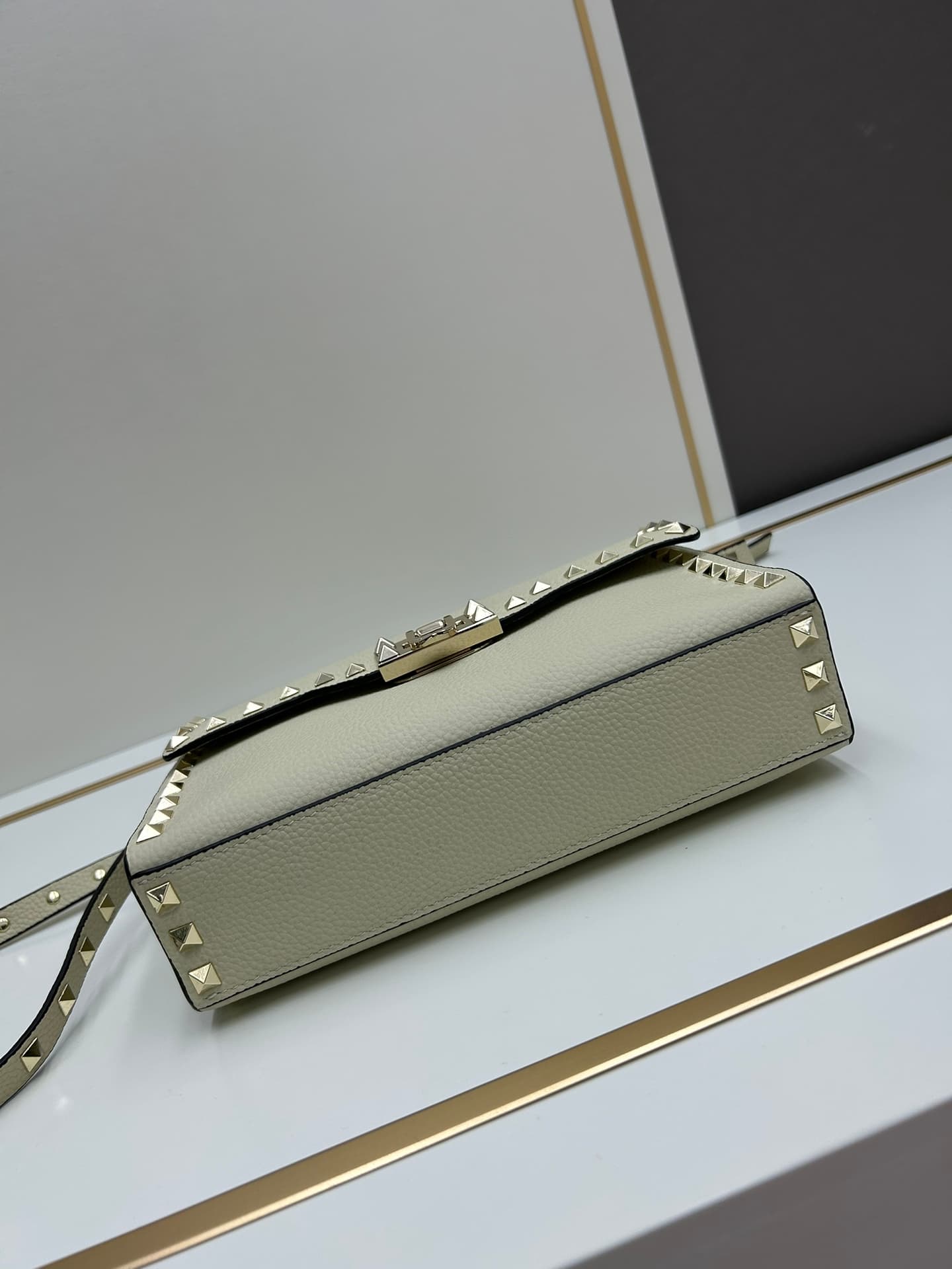 C7759 Valentino Valentino store’s best-selling item 💪 It’s versatile and fashionable; the bag has a great feel, it’s hard to believe! — image 6