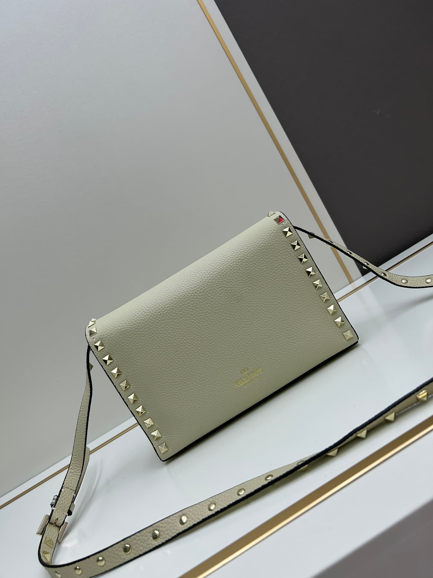 C7759 Valentino Valentino store’s best-selling item 💪 It’s versatile and fashionable; the bag has a great feel, it’s hard to believe! — image 4