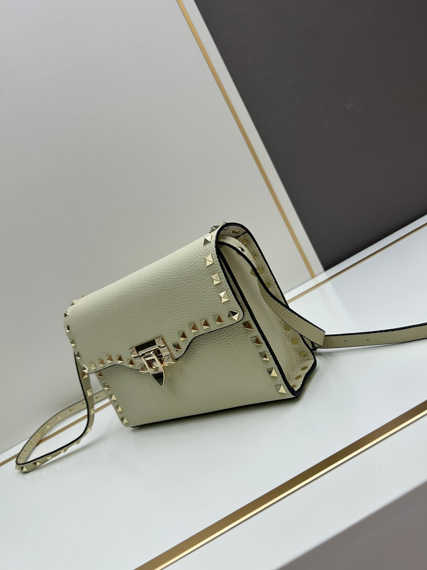 C7759 Valentino Valentino store’s best-selling item 💪 It’s versatile and fashionable; the bag has a great feel, it’s hard to believe! — image 3