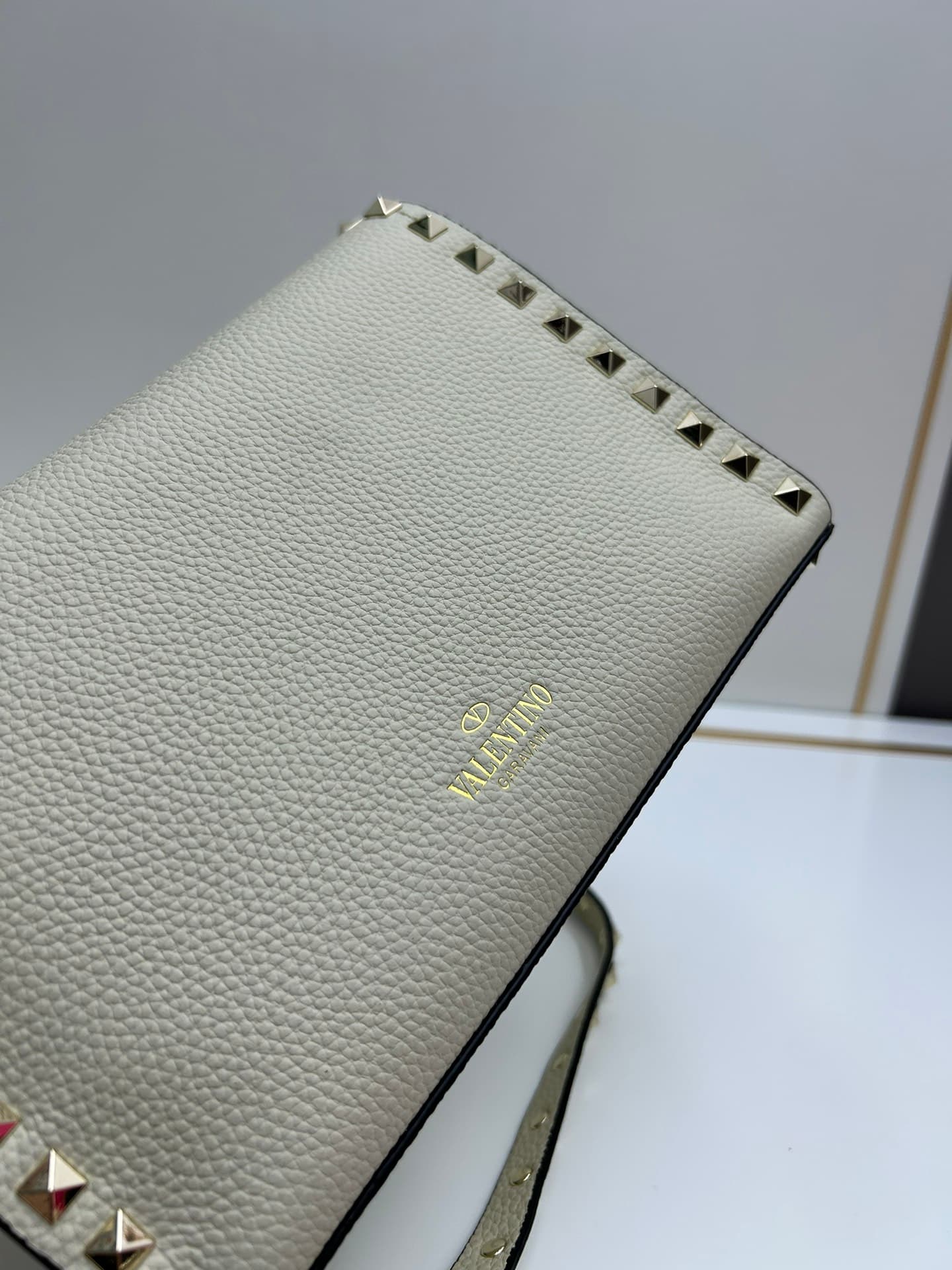 C7759 Valentino Valentino store’s best-selling item 💪 It’s versatile and fashionable; the bag has a great feel, it’s hard to believe! — image 7