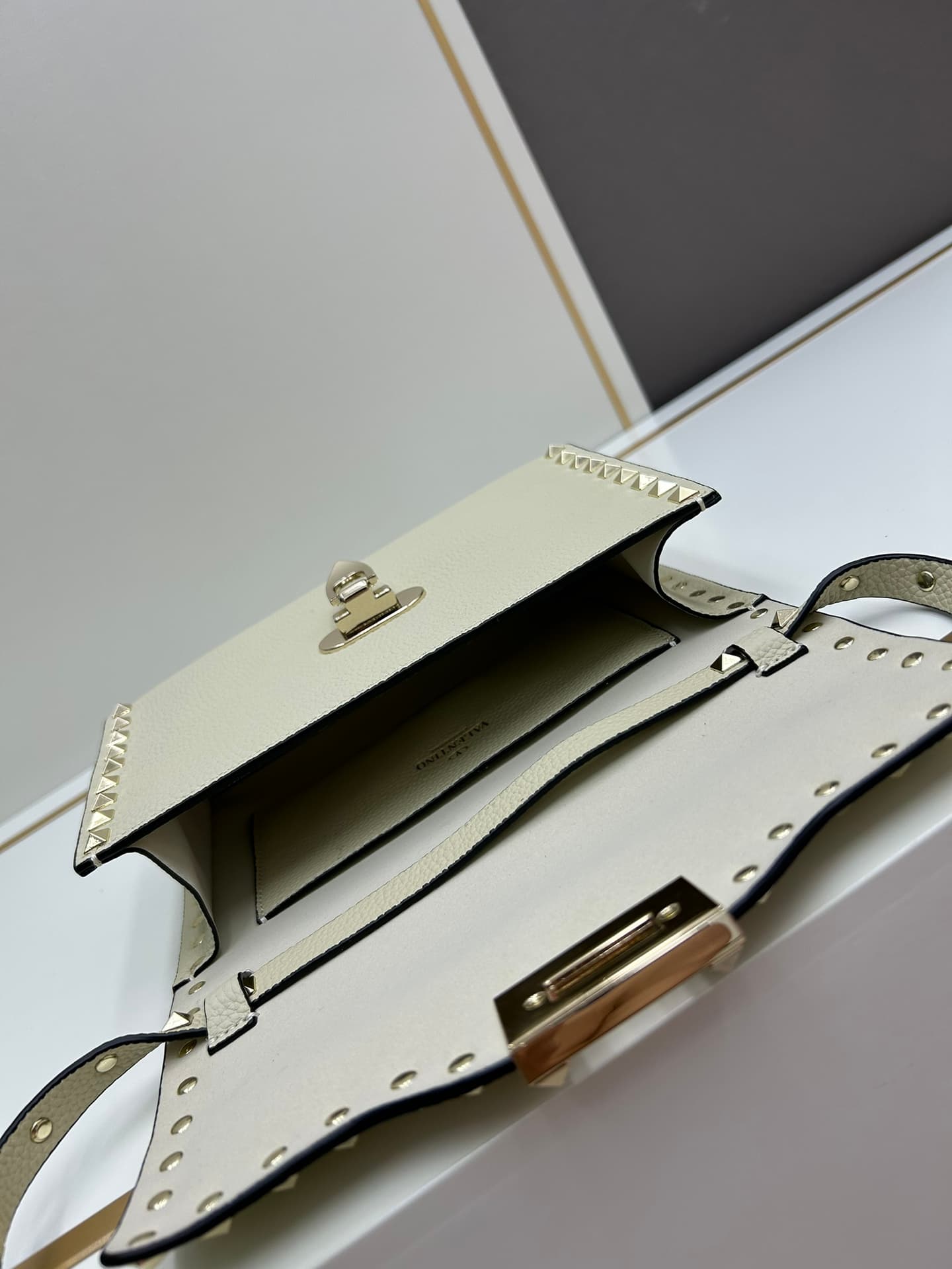 C7759 Valentino Valentino store’s best-selling item 💪 It’s versatile and fashionable; the bag has a great feel, it’s hard to believe! — image 8