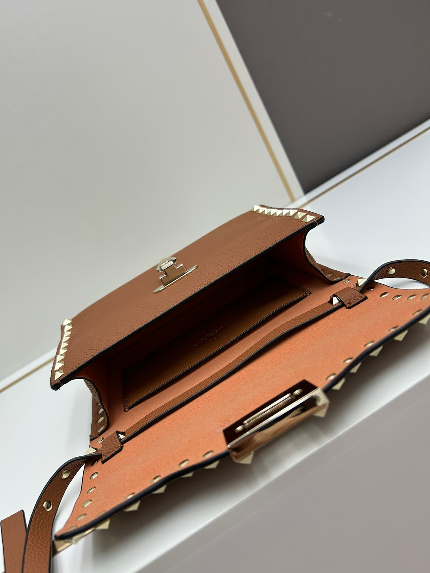 C7757 Valentino Valentino store’s best-selling item 💪 It’s versatile and fashionable; the bag has a great feel, it’s hard to believe! — image 8
