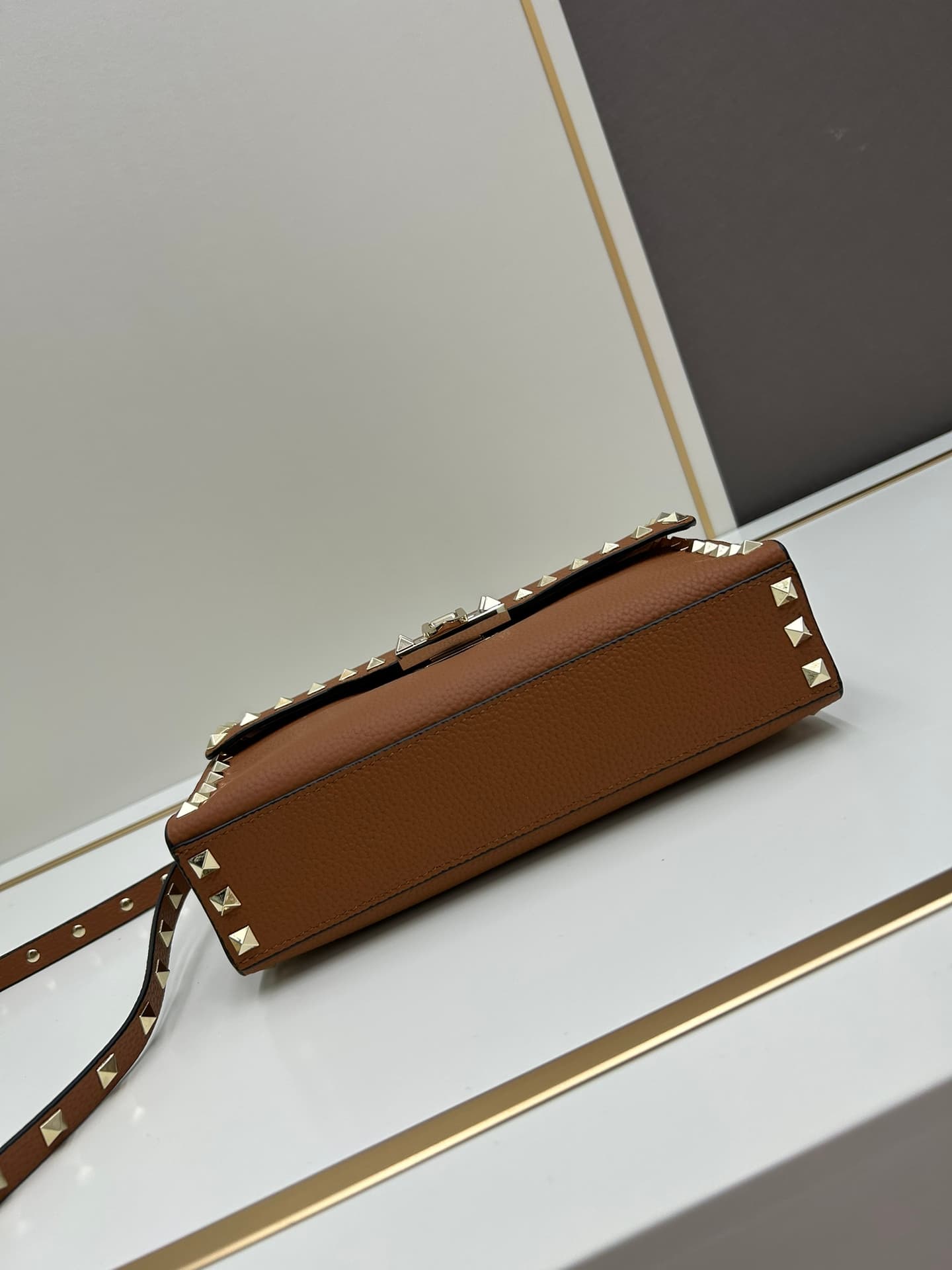 C7757 Valentino Valentino store’s best-selling item 💪 It’s versatile and fashionable; the bag has a great feel, it’s hard to believe! — image 6