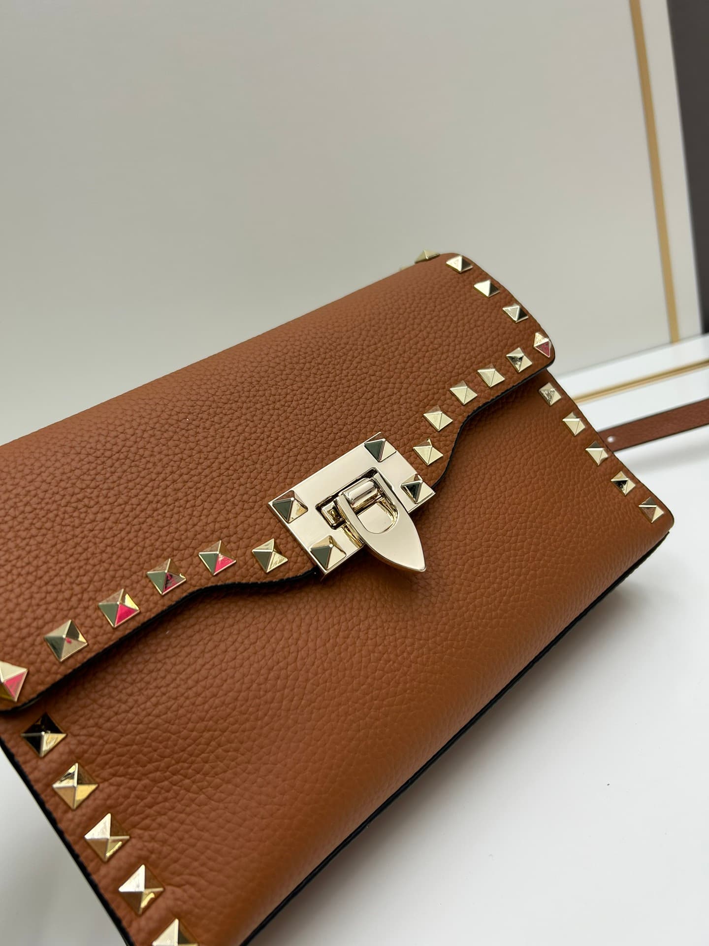 C7757 Valentino Valentino store’s best-selling item 💪 It’s versatile and fashionable; the bag has a great feel, it’s hard to believe! — image 5