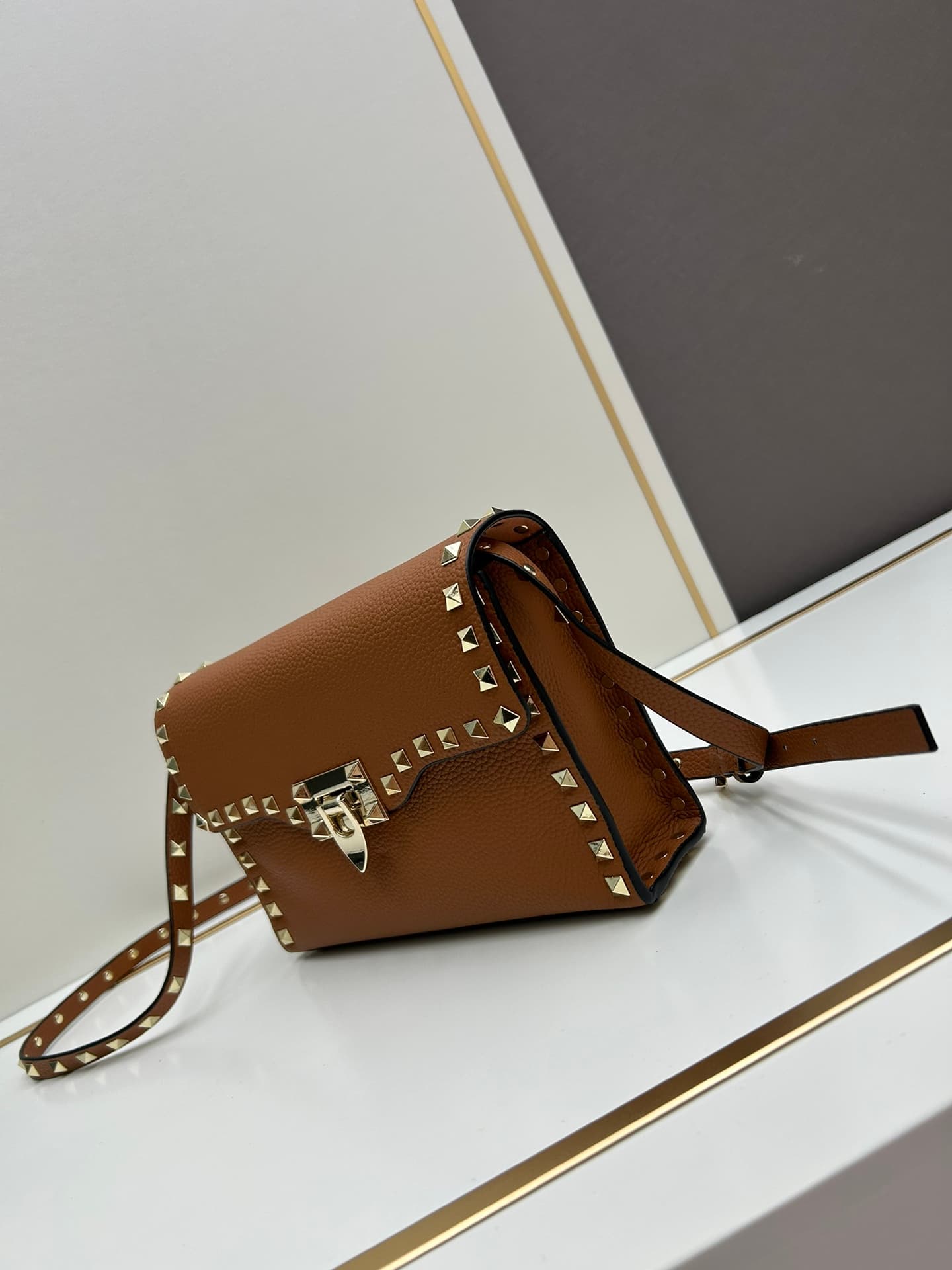 C7757 Valentino Valentino store’s best-selling item 💪 It’s versatile and fashionable; the bag has a great feel, it’s hard to believe! — image 3