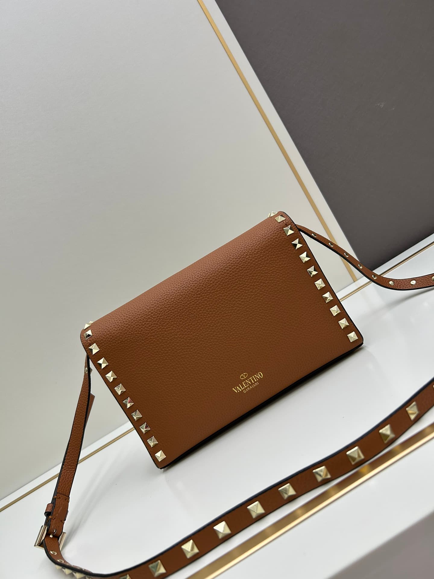 C7757 Valentino Valentino store’s best-selling item 💪 It’s versatile and fashionable; the bag has a great feel, it’s hard to believe! — image 4