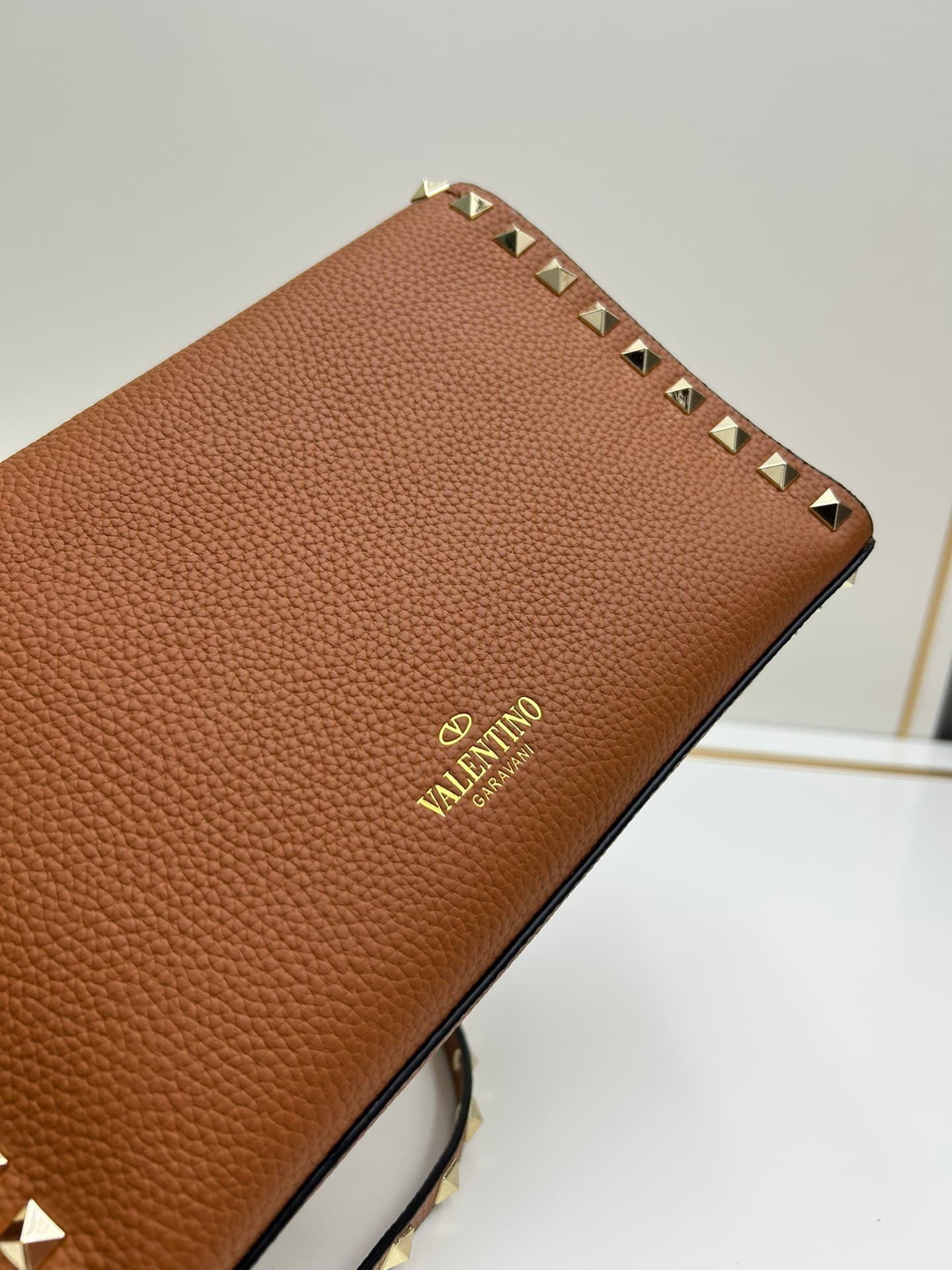 C7757 Valentino Valentino store’s best-selling item 💪 It’s versatile and fashionable; the bag has a great feel, it’s hard to believe! — image 7