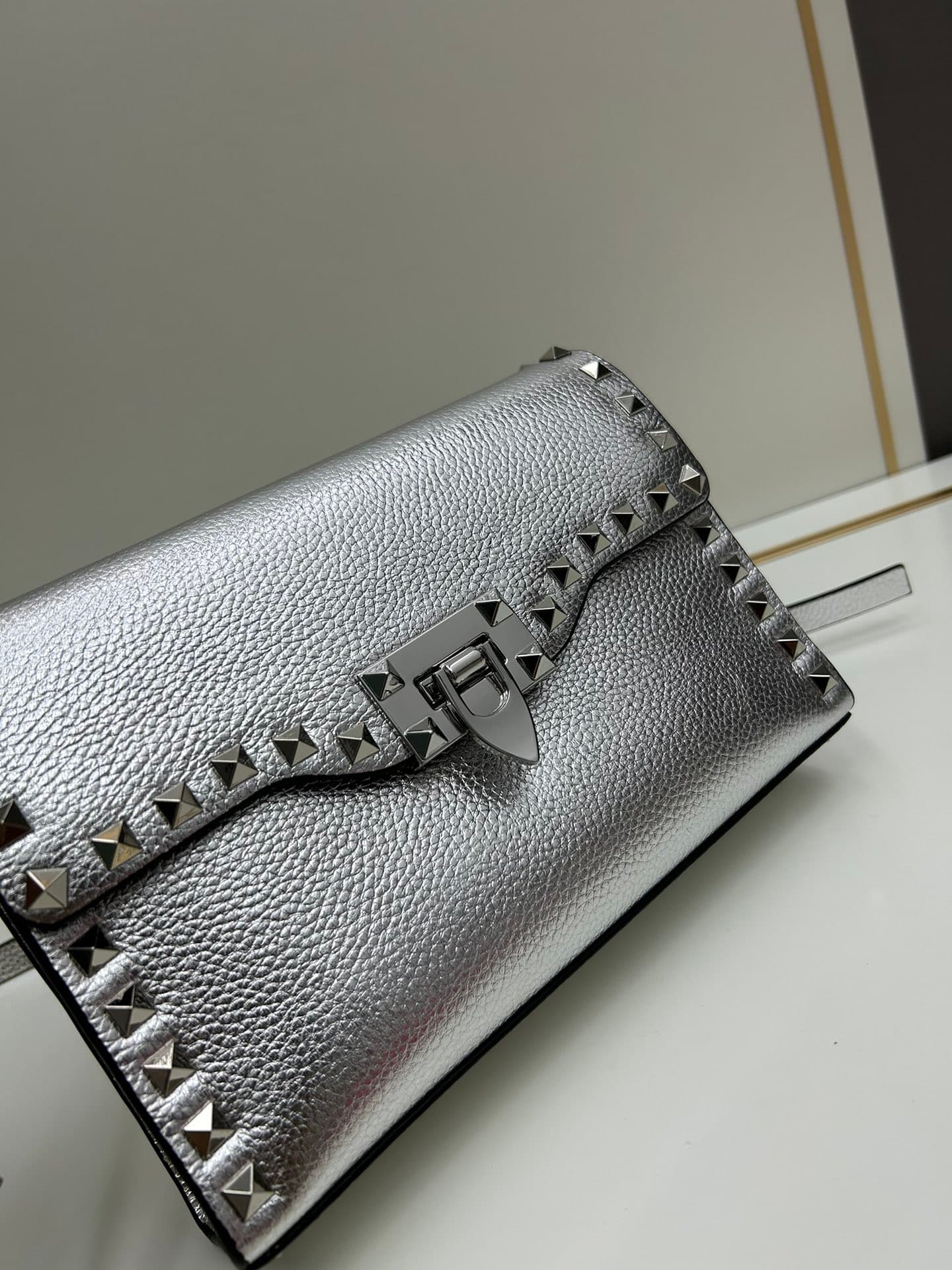 C7758 Valentino Valentino store’s best-selling item 💪 It’s versatile and fashionable; the bag has a great feel, it’s hard to believe! — image 5