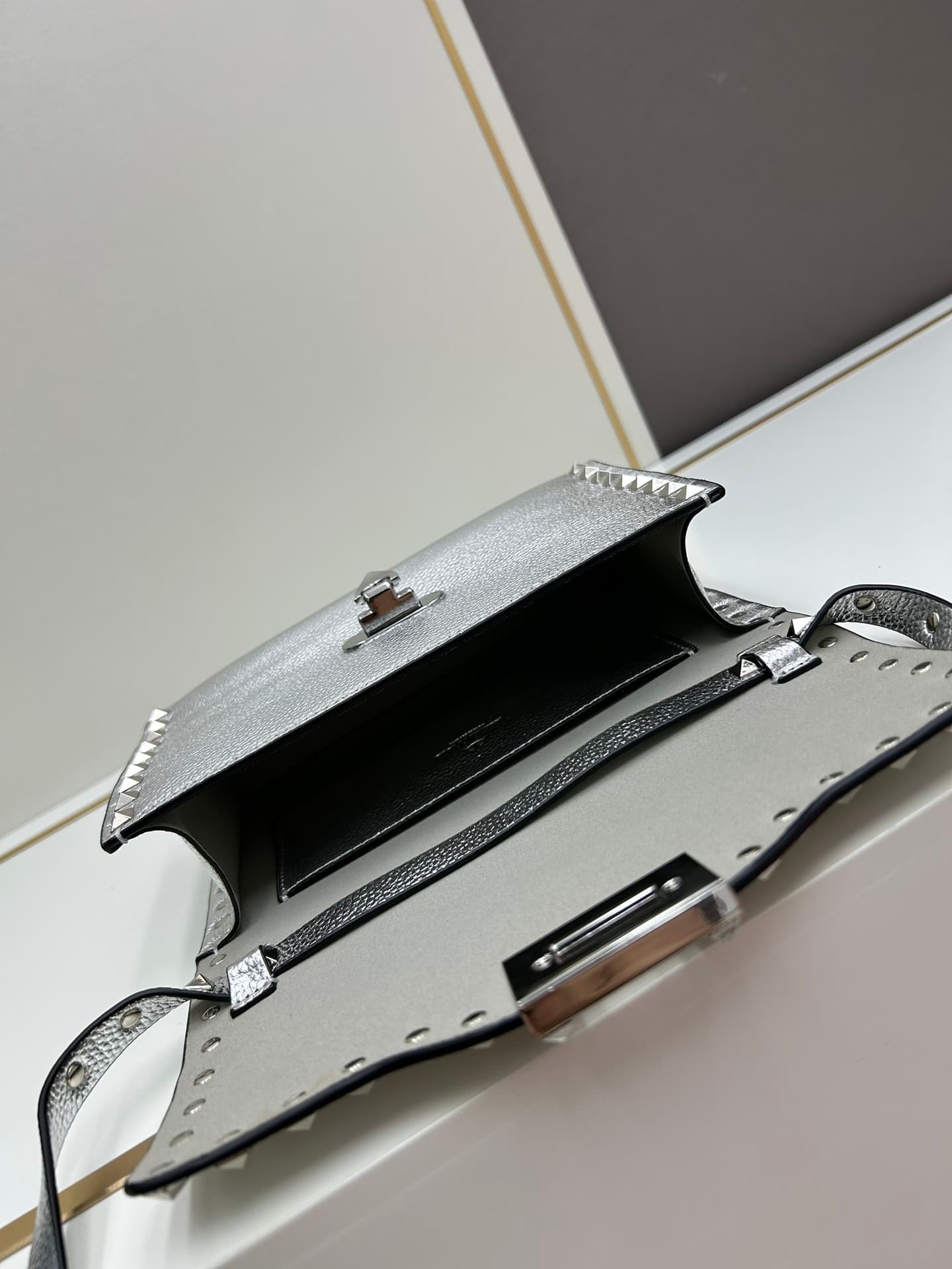 C7758 Valentino Valentino store’s best-selling item 💪 It’s versatile and fashionable; the bag has a great feel, it’s hard to believe! — image 8