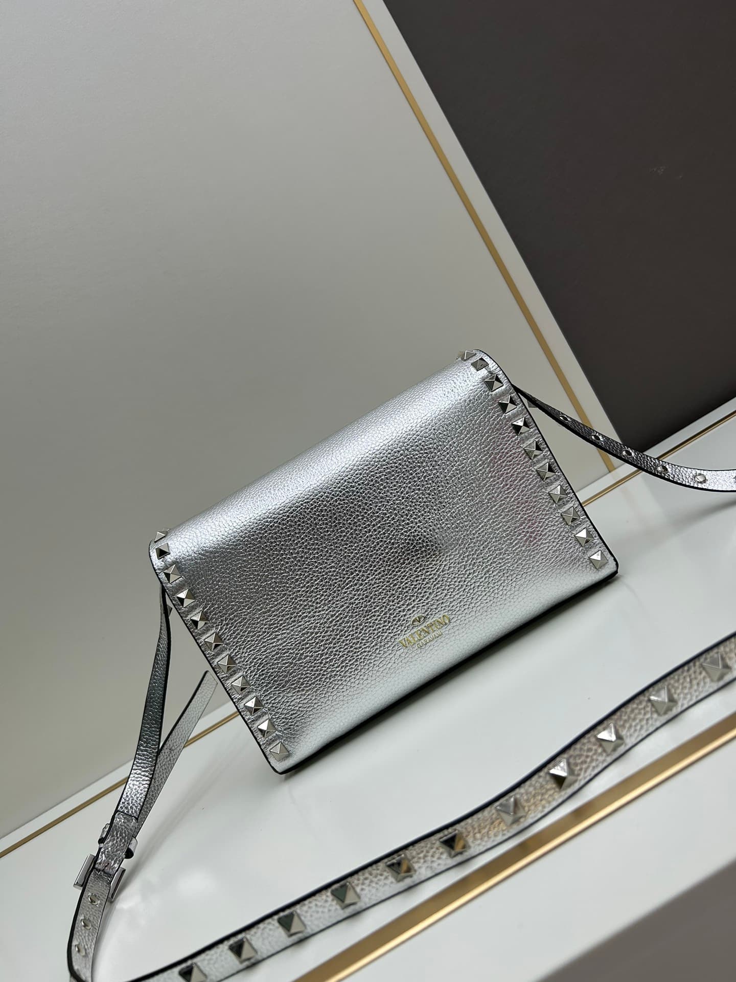 C7758 Valentino Valentino store’s best-selling item 💪 It’s versatile and fashionable; the bag has a great feel, it’s hard to believe! — image 4