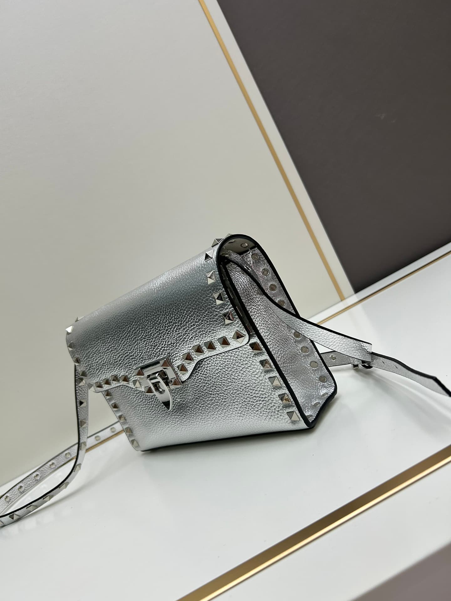 C7758 Valentino Valentino store’s best-selling item 💪 It’s versatile and fashionable; the bag has a great feel, it’s hard to believe! — image 3