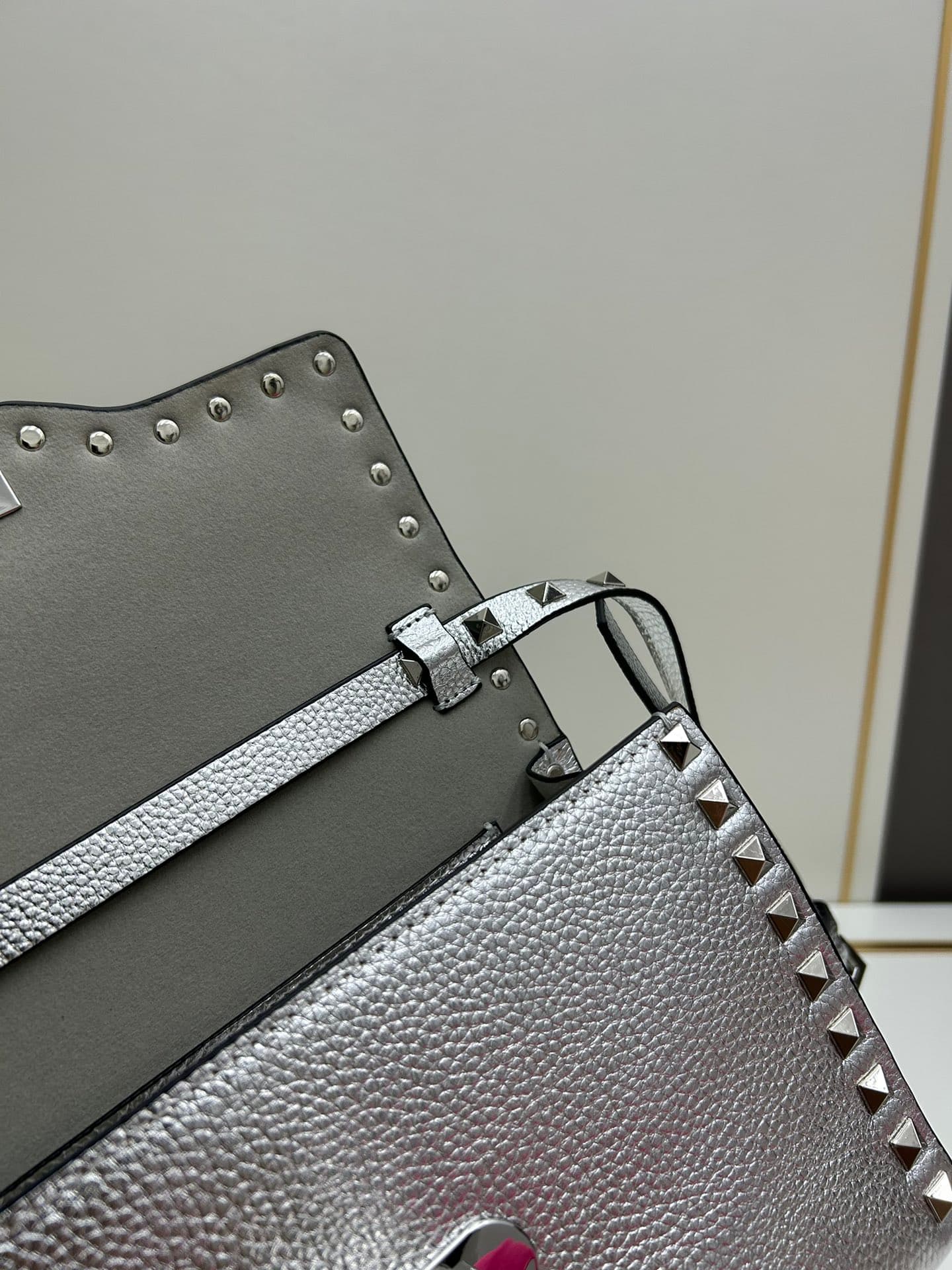 C7758 Valentino Valentino store’s best-selling item 💪 It’s versatile and fashionable; the bag has a great feel, it’s hard to believe! — image 7