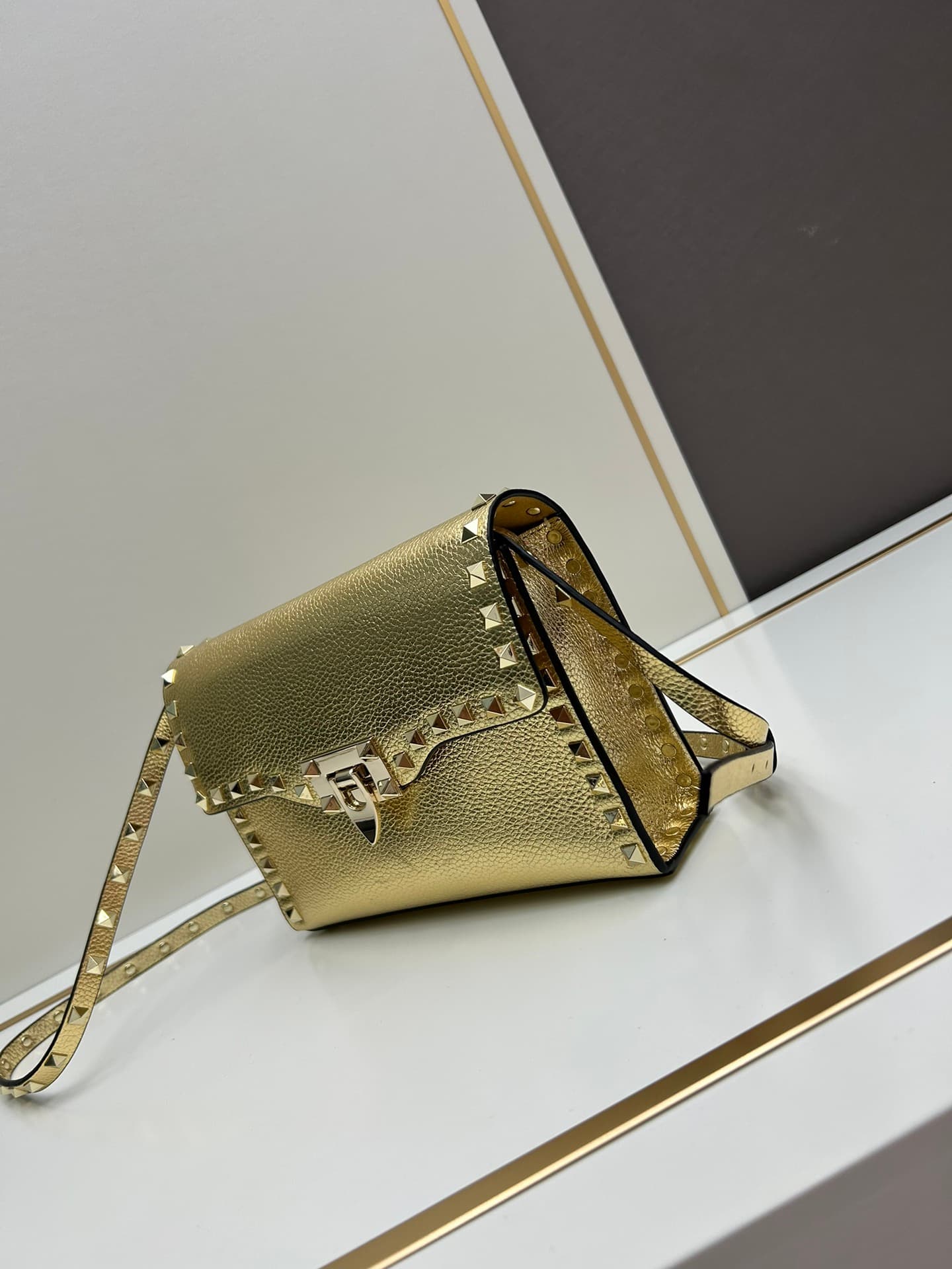 C7755 Valentino Valentino counter’s best-selling item💪 It’s versatile and fashionable; the bag has a great feel, it’s hard to believe! — image 3