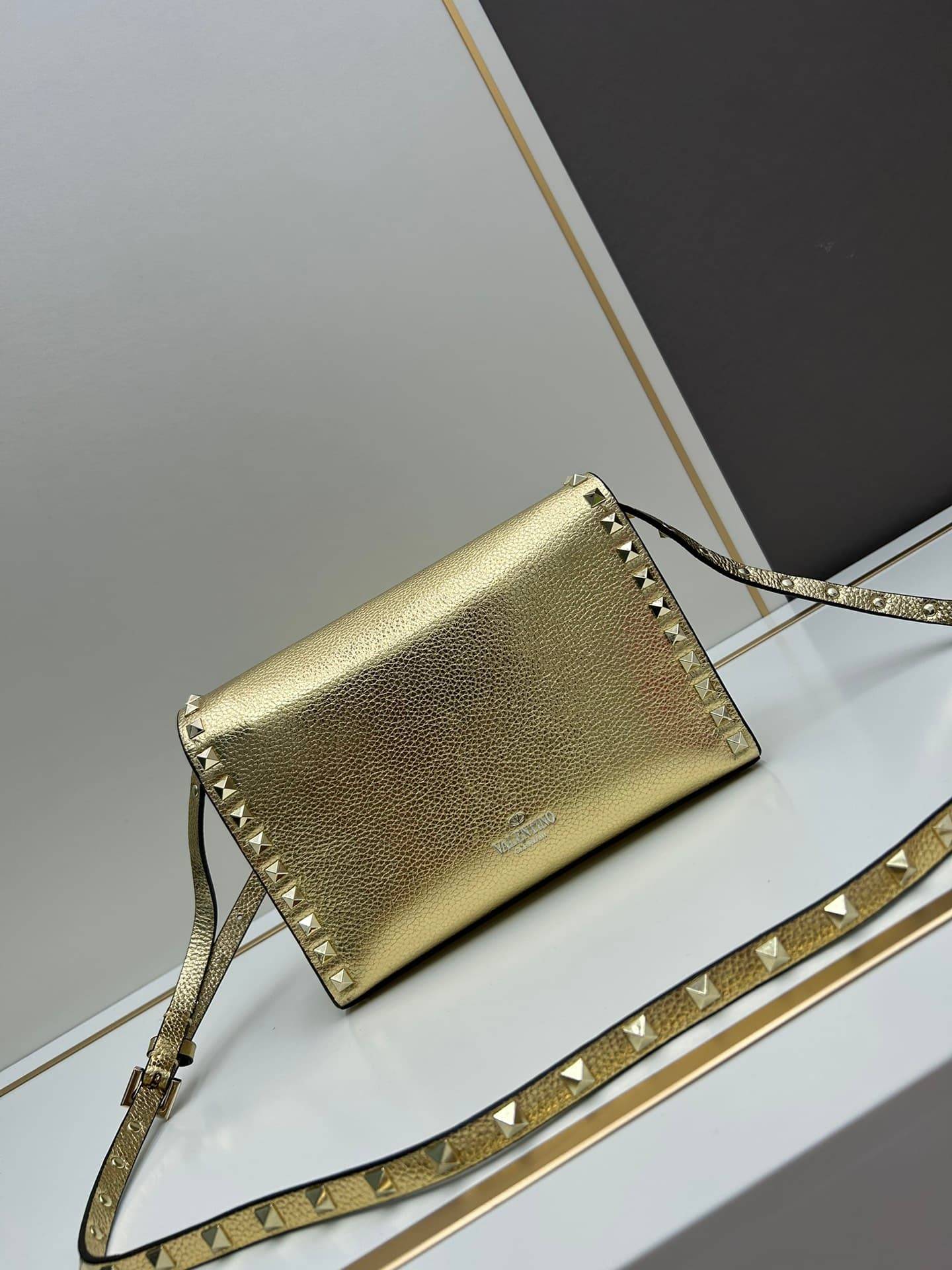 C7755 Valentino Valentino counter’s best-selling item💪 It’s versatile and fashionable; the bag has a great feel, it’s hard to believe! — image 4
