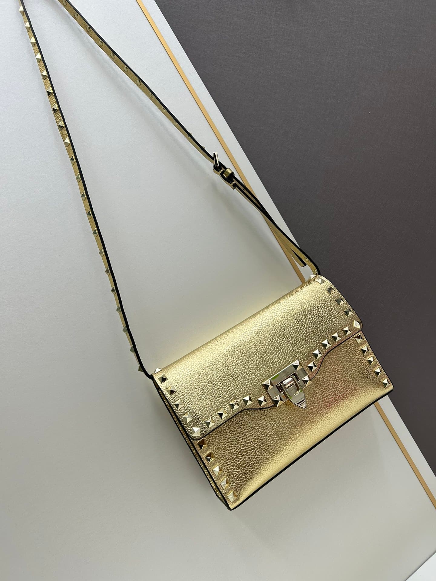 C7755 Valentino Valentino counter’s best-selling item💪 It’s versatile and fashionable; the bag has a great feel, it’s hard to believe! — image 2