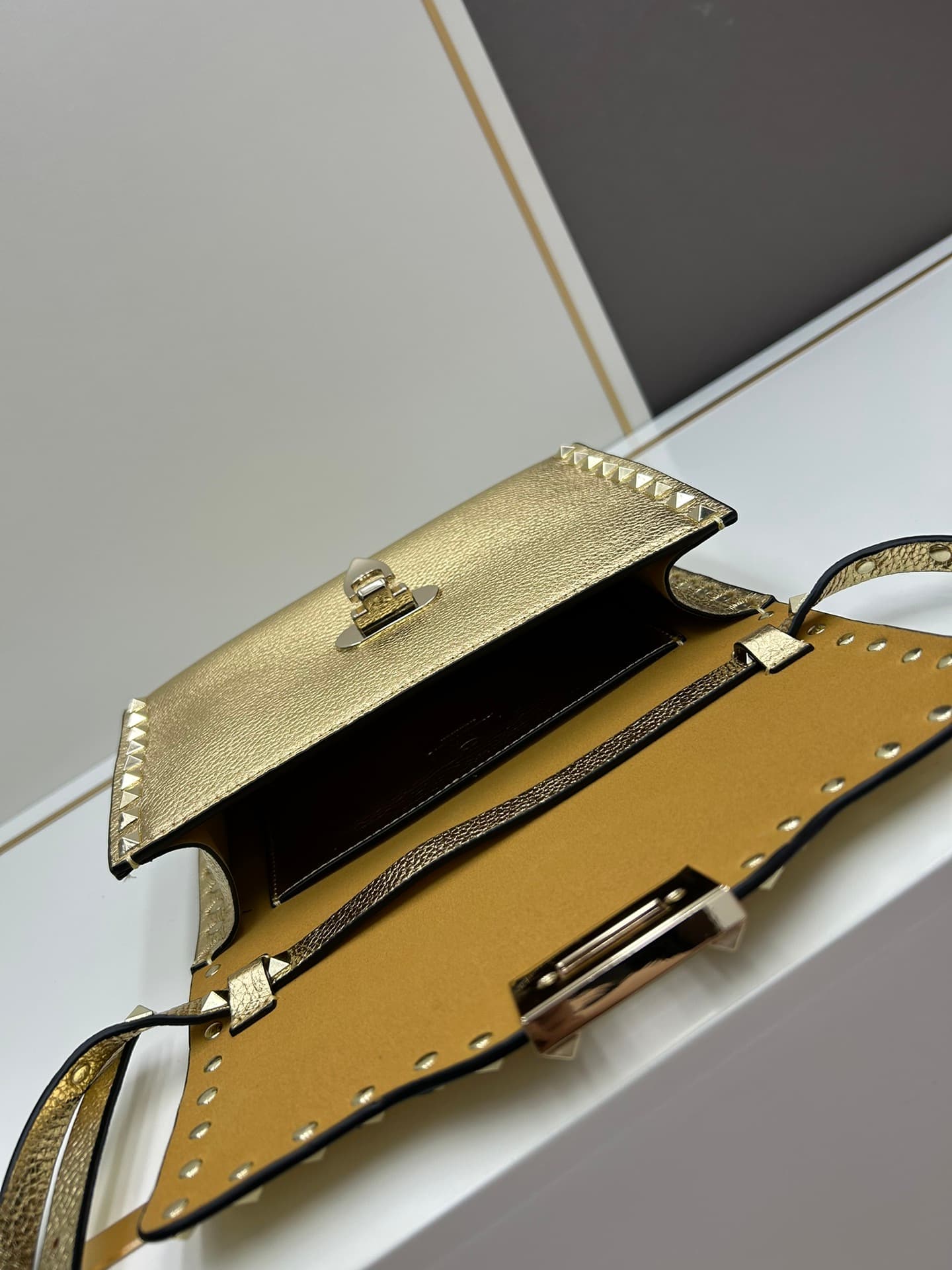 C7755 Valentino Valentino counter’s best-selling item💪 It’s versatile and fashionable; the bag has a great feel, it’s hard to believe! — image 8