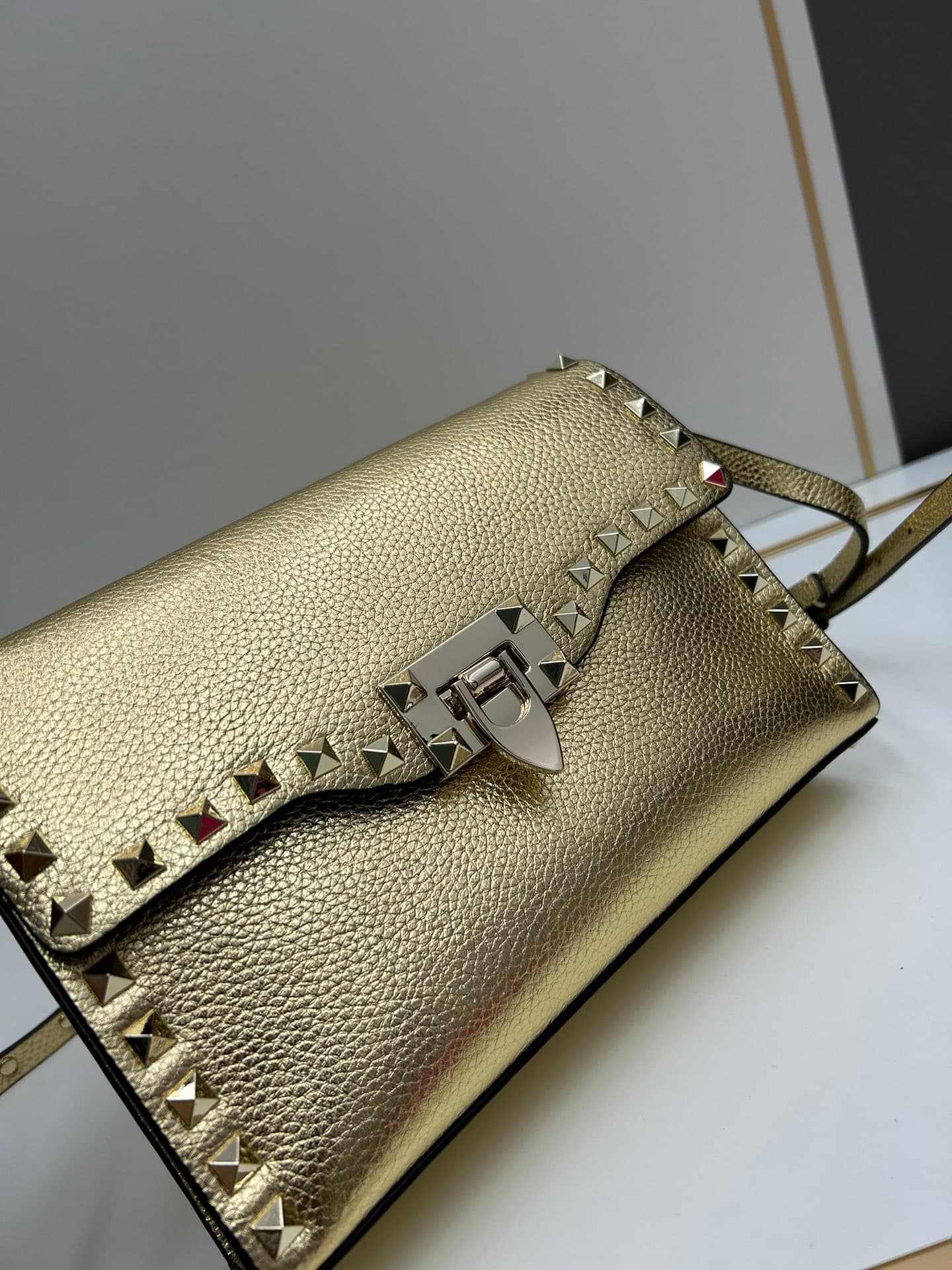 C7755 Valentino Valentino counter’s best-selling item💪 It’s versatile and fashionable; the bag has a great feel, it’s hard to believe! — image 5
