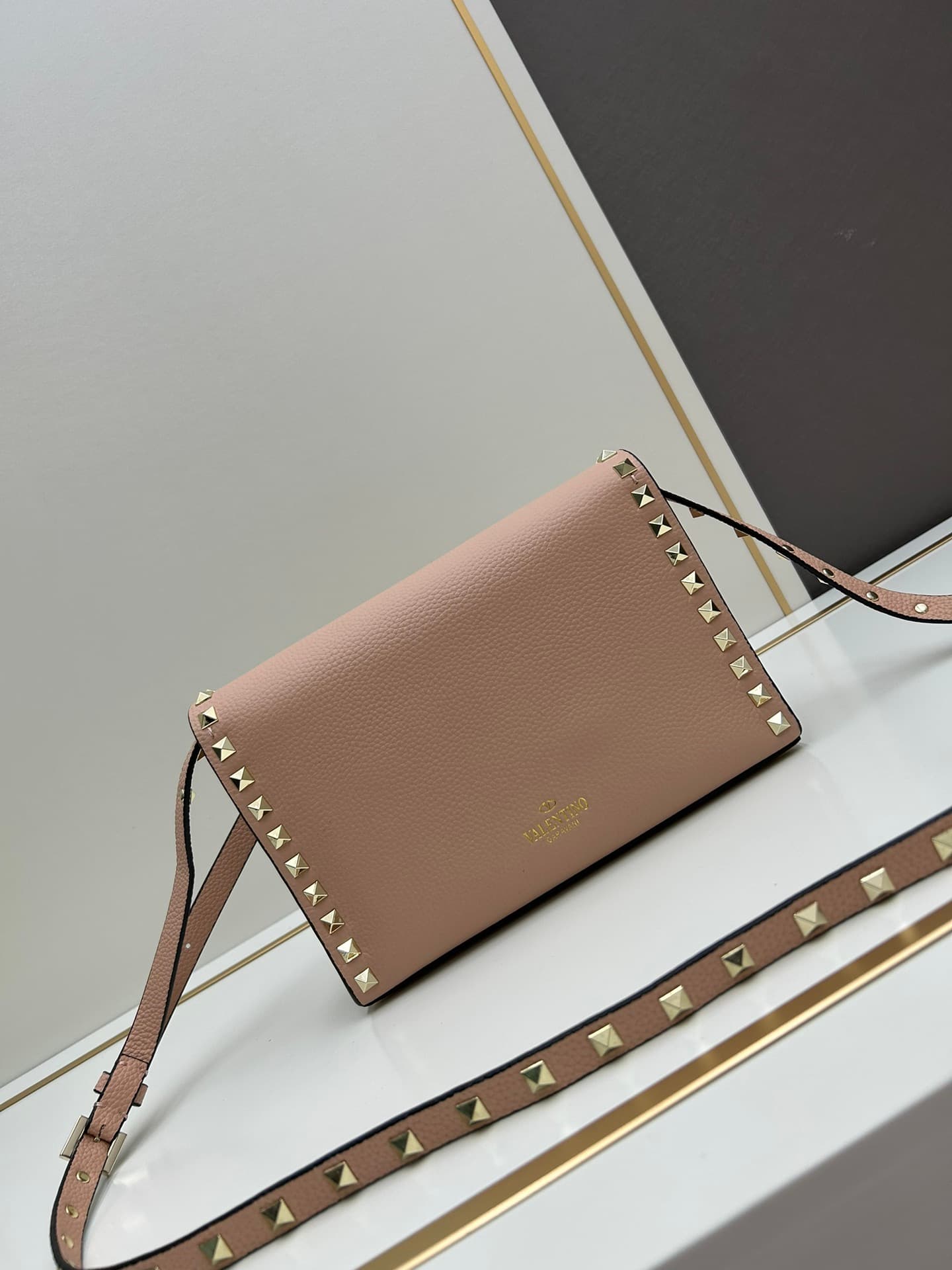 C7756 Valentino Valentino store’s best-selling item 💪 It’s versatile and fashionable; the bag has a great feel, it’s hard to believe! — image 4